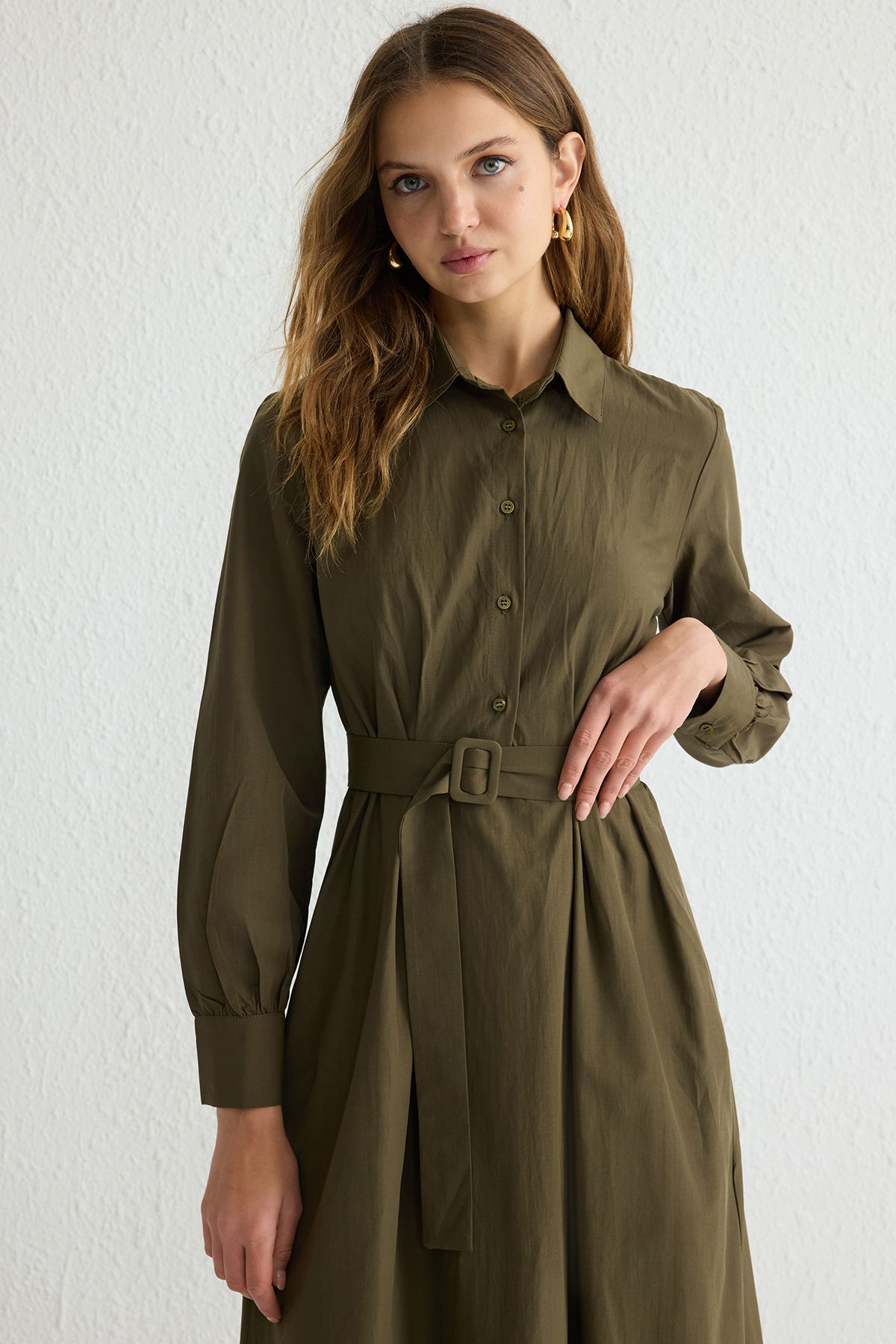 Trendyol Modest-Khakifarbenes, gewebtes Kleid mit Hemdkragen und Stoffgürtel TCTSS25EB00006 2