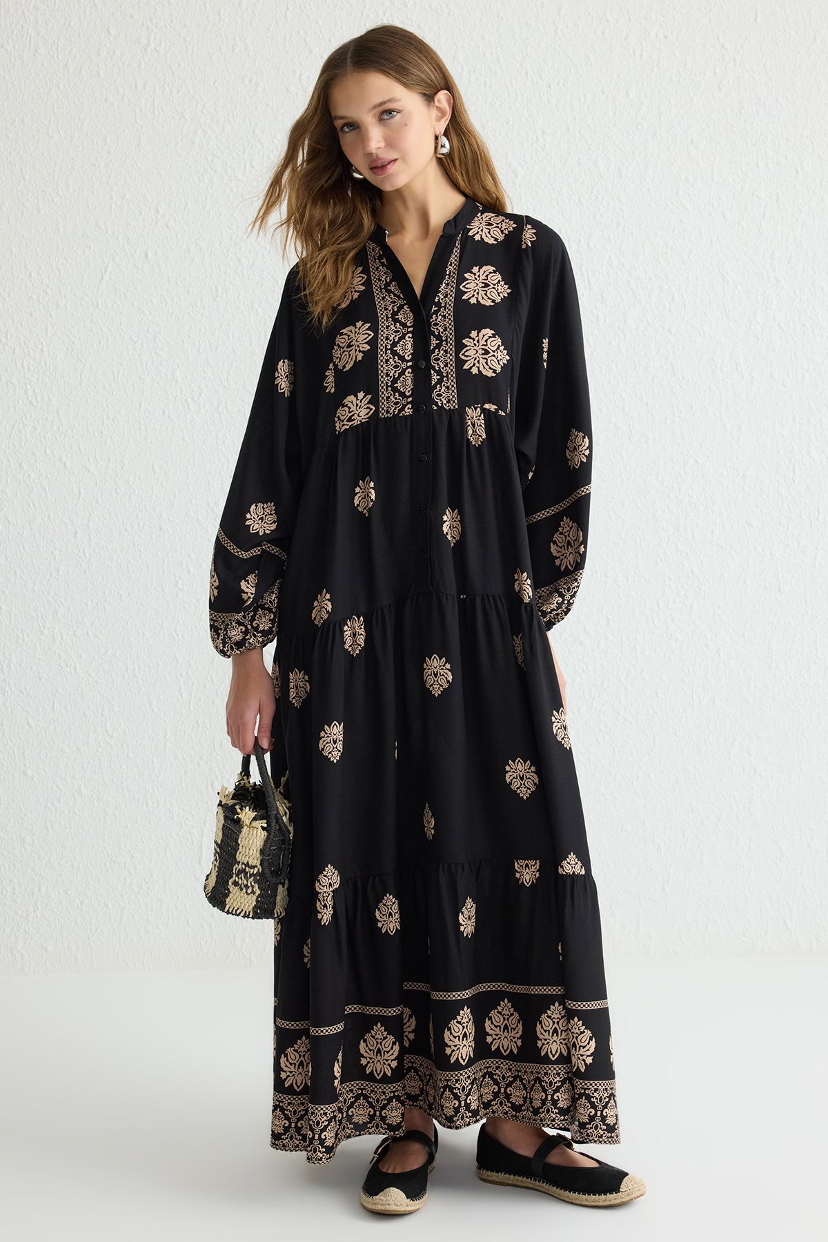 Trendyol Modest-Чорна сукня з тканої віскози з етнічним візерунком та V-подібним вирізом TCTSS25EB00055 4
