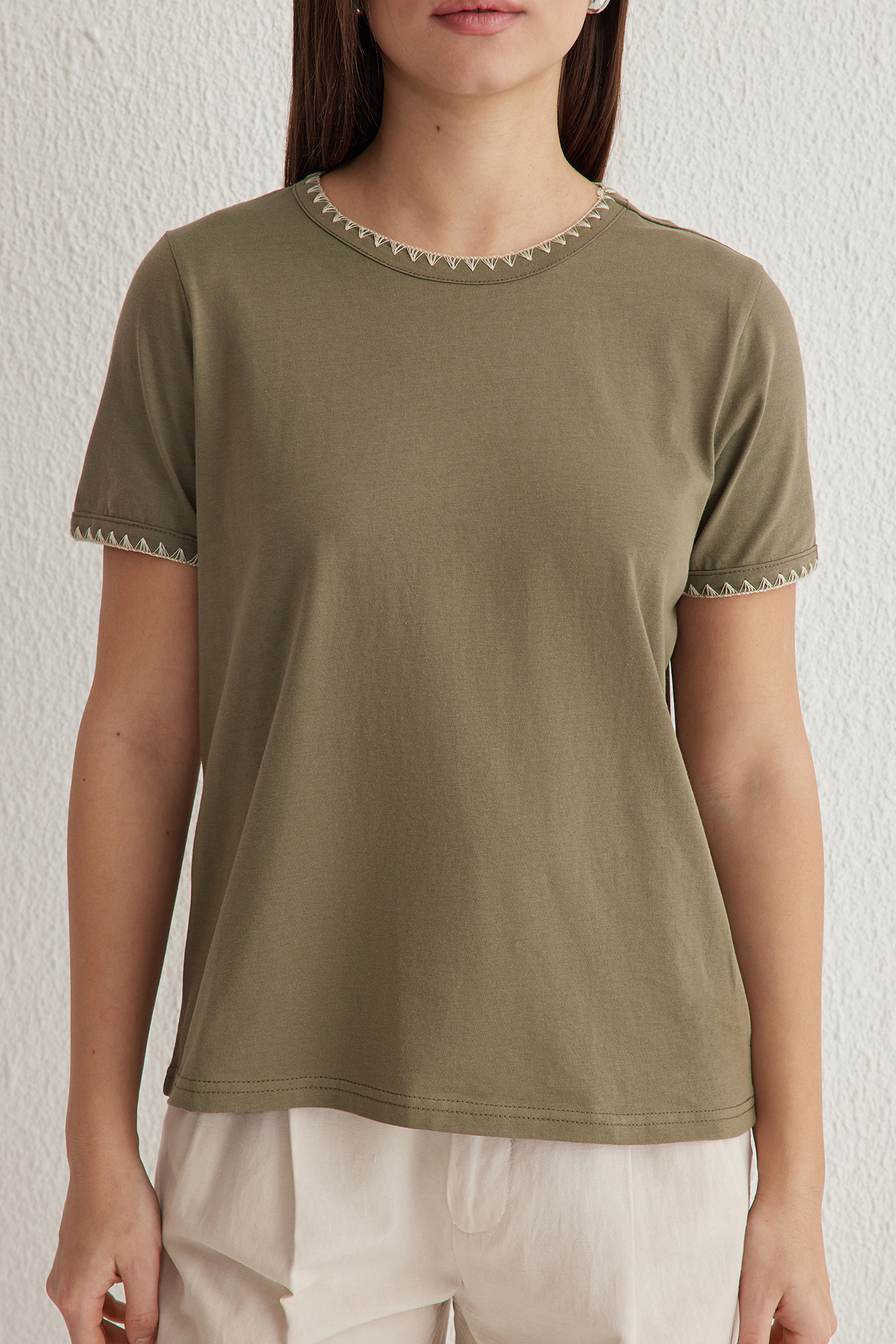 Trendyolmilla  Haki %100 Pamuk Kontrast Dikiş Detaylı Basic Bisiklet Yaka Örme T-Shirt TWOSS19AD0085 - Görsel 3