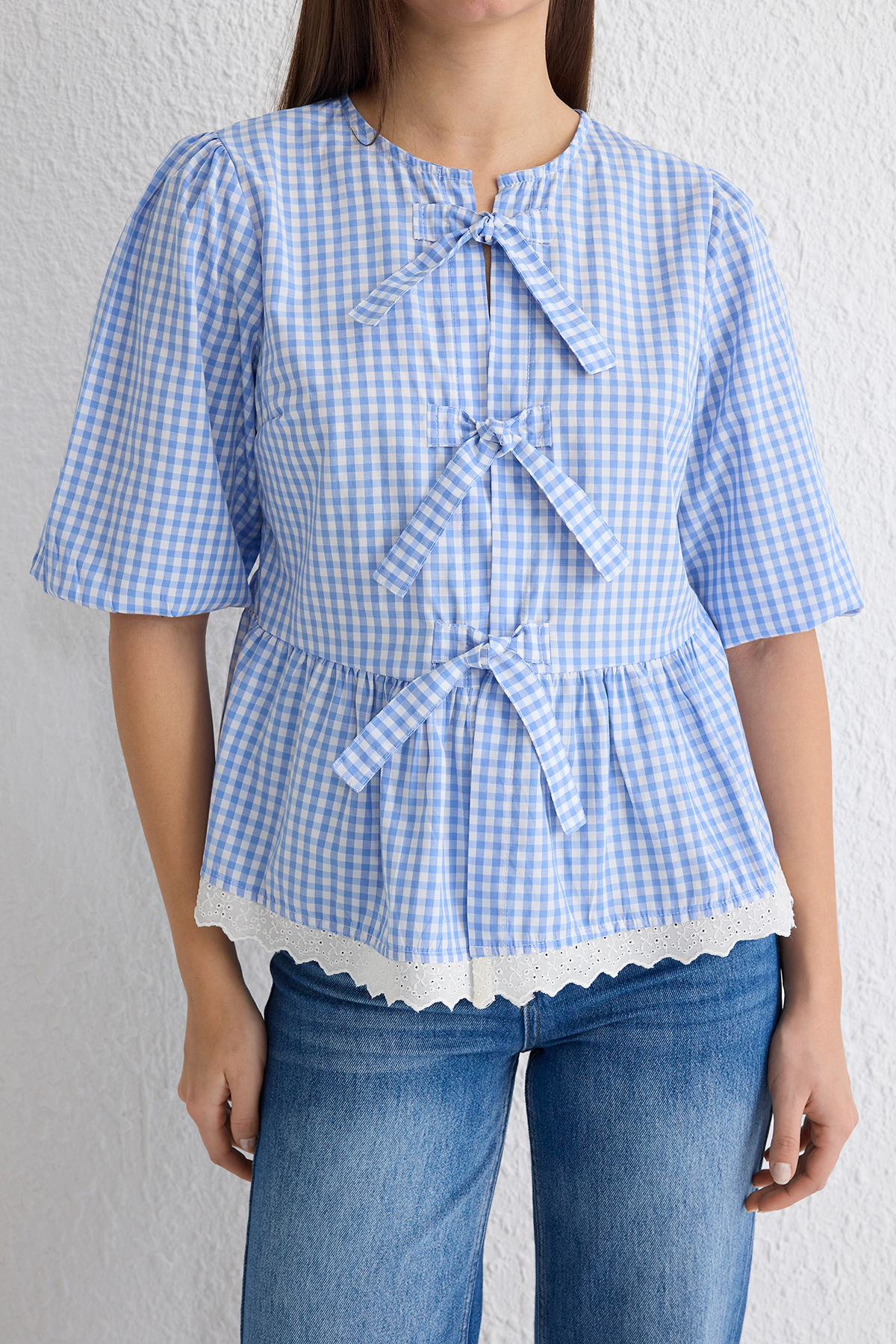 Trendyolmilla  Mavi Etek Ucu Dantel Ve Önden Bağlama Detaylı Dokuma Gömlek TWOSS25GO00005 - Görsel 3