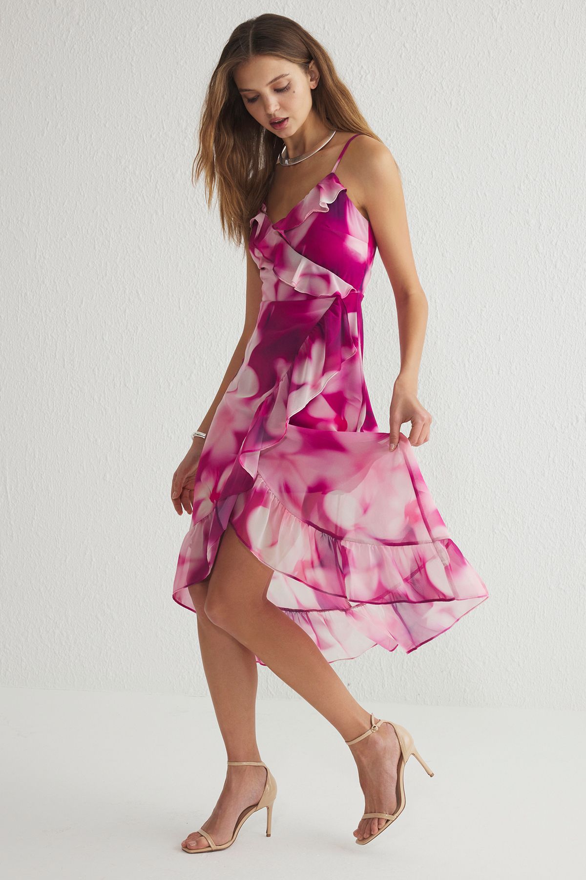 Trendyol Collection Fuchsiové květinové dvouřadé midi šifonové tkané šaty Twoss19El0375
