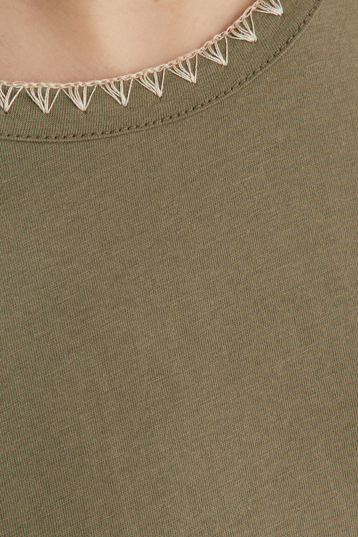 Trendyolmilla  Haki %100 Pamuk Kontrast Dikiş Detaylı Basic Bisiklet Yaka Örme T-Shirt TWOSS19AD0085 - Görsel 4