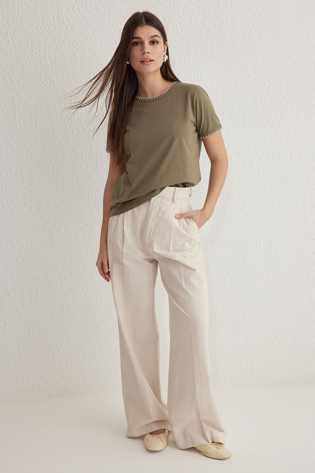 Trendyolmilla  Haki %100 Pamuk Kontrast Dikiş Detaylı Basic Bisiklet Yaka Örme T-Shirt TWOSS19AD0085 - Görsel 2