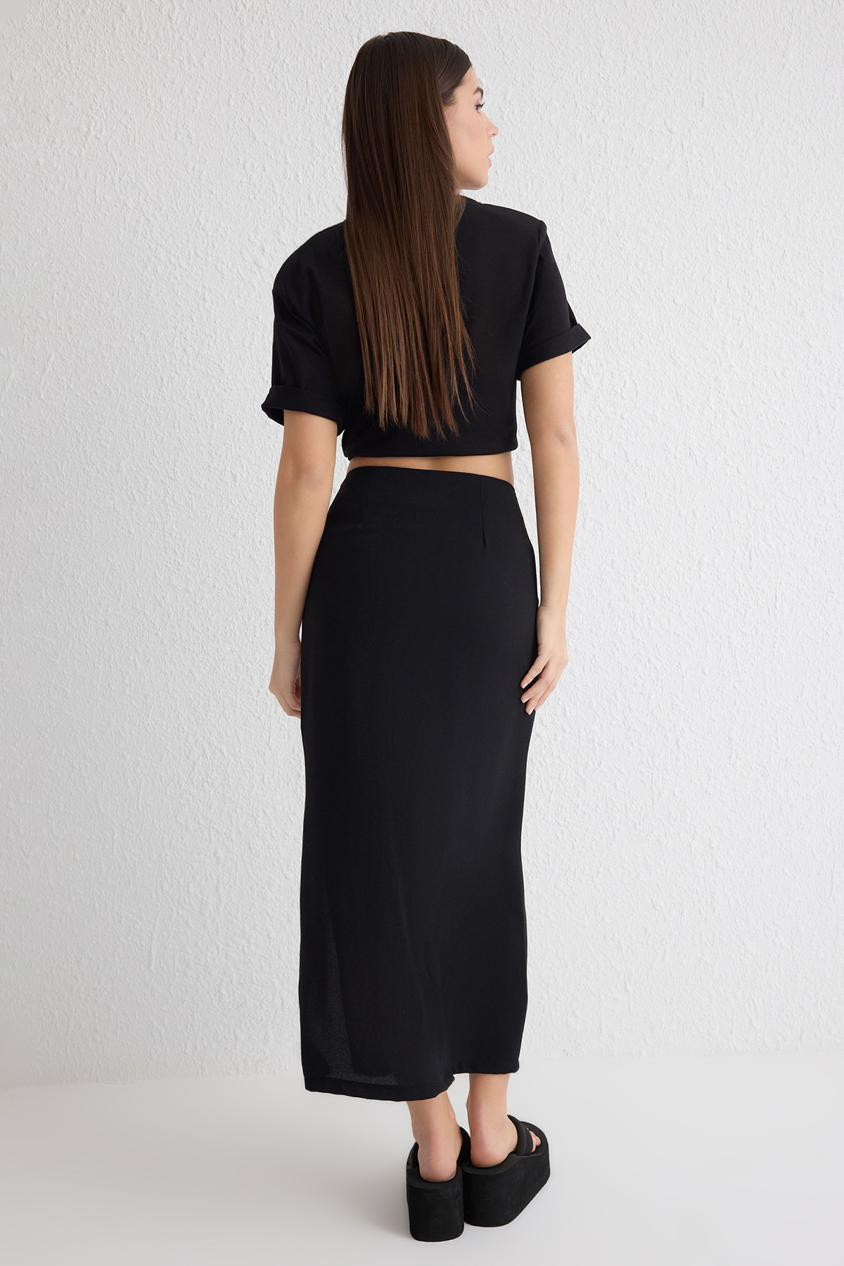 Trendyolmilla  Siyah Belde Toka Detaylı Dökümlü Kumaş Midi Boy Dokuma Etek TWOSS25ET00046 - Görsel 6