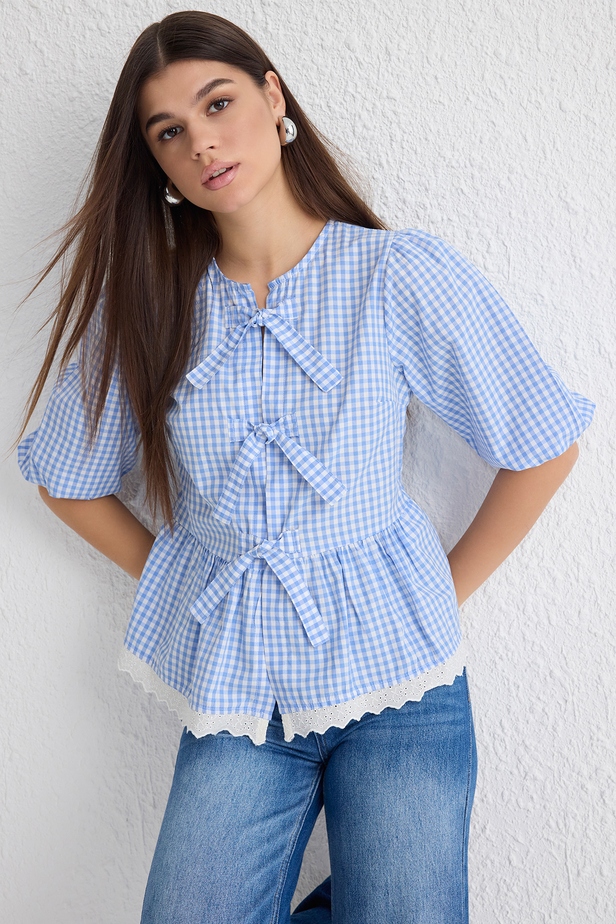 Trendyolmilla  Mavi Etek Ucu Dantel Ve Önden Bağlama Detaylı Dokuma Gömlek TWOSS25GO00005 - Görsel 2