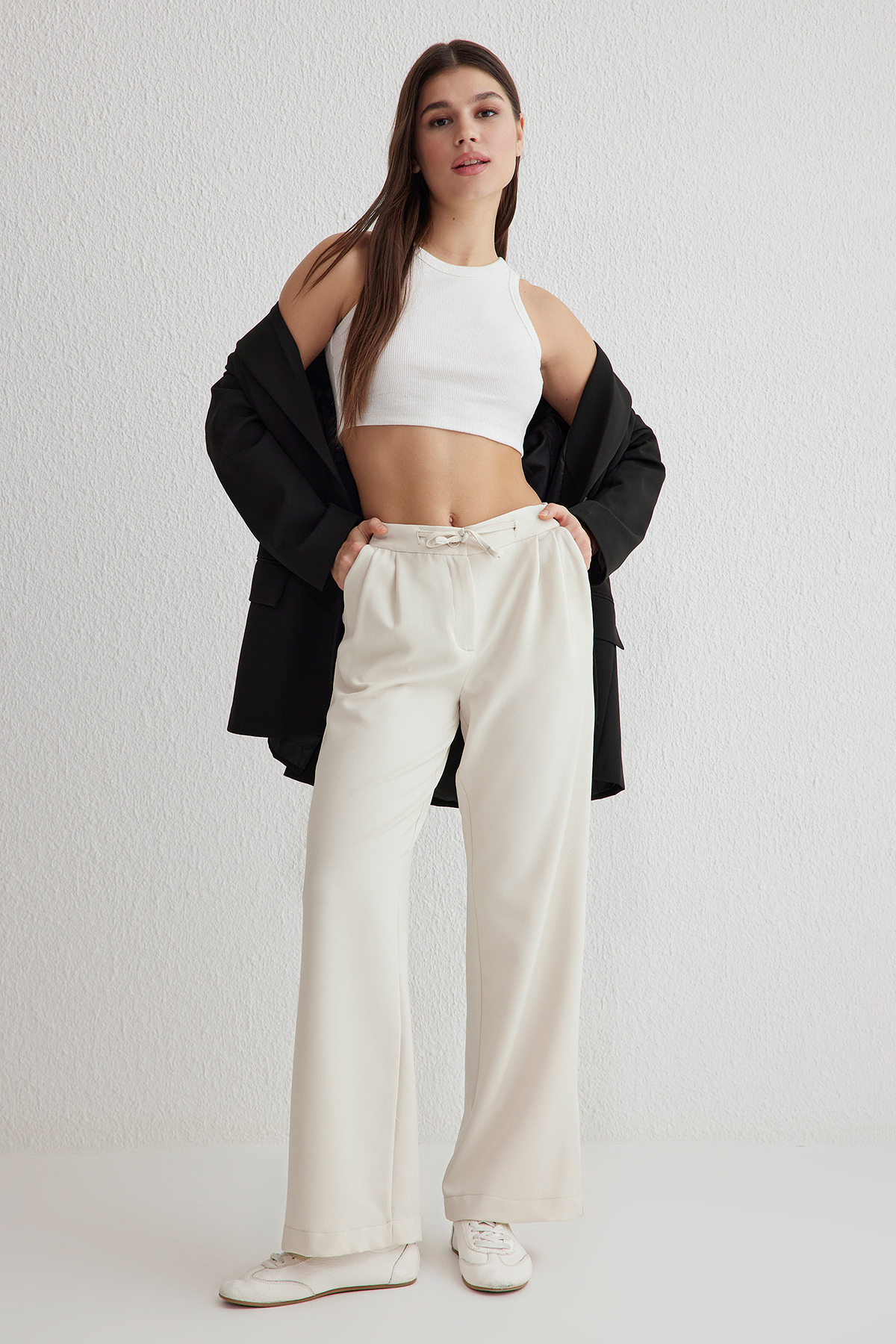 Trendyolmilla  Beyaz Bağcıklı Düşük Bel Wide Leg/Geniş Paça Dokuma Pantolon TWOSS25PL00042 - Görsel 2