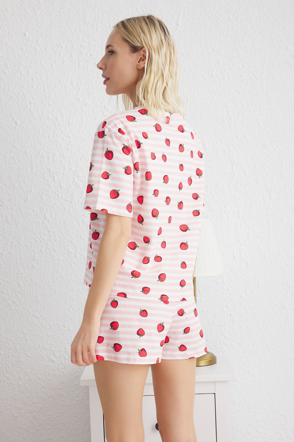 Trendyolmilla  Pembe-Çok Renkli %100 Pamuklu Çizgili ve Çilek Desenli Şortlu Örme Pijama Takımı THMSS25PT00087 - Görsel 6
