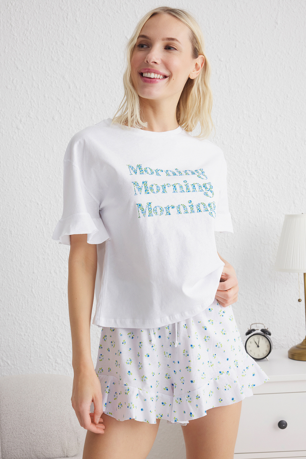 Trendyolmilla  Beyaz-Çok Renkli %100 Pamuklu Çiçekli ve Sloganlı Volanlı Şortlu Örme Pijama Takımı THMSS25PT00204 - Görsel 2