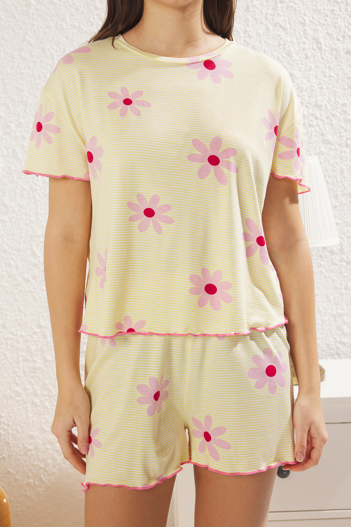 Trendyolmilla  Sarı-Çok Renkli Çiçekli ve Çizgili Baby Overlok Detaylı Şortlu Örme Pijama Takımı THMSS25PT00205 - Görsel 5