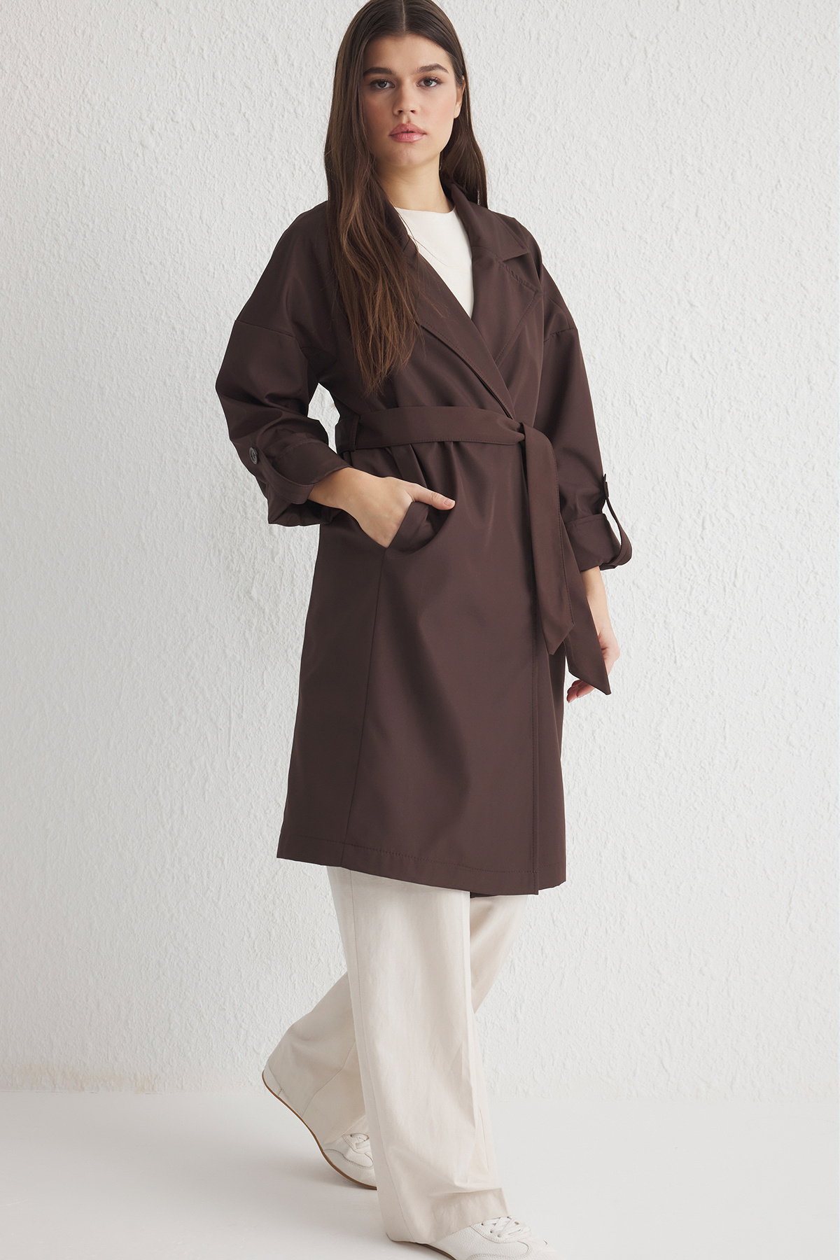Brauner, übergroßer Trenchcoat mit Gürtel TWOAW24TR00019