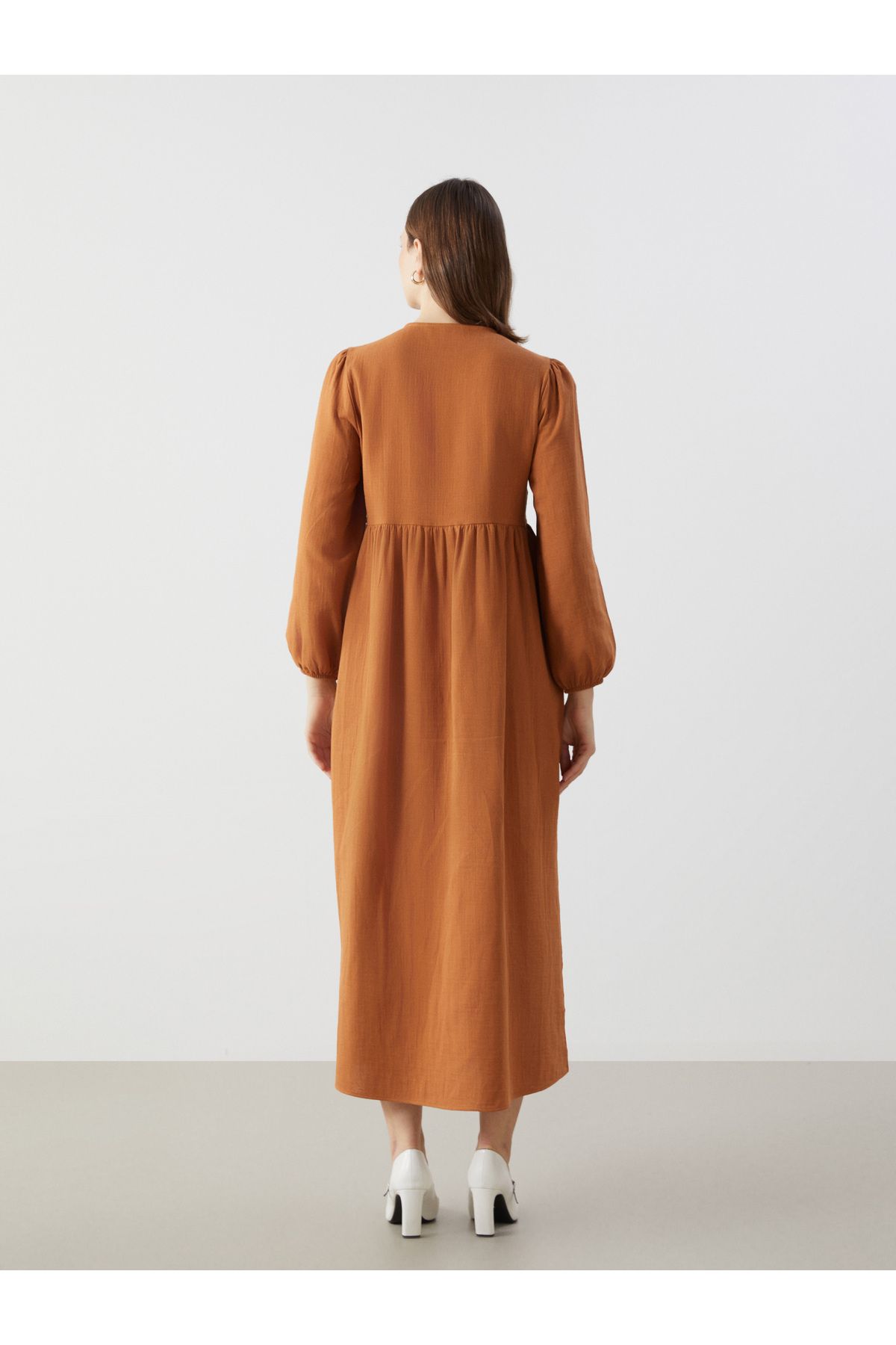 LC Waikiki-Damenkleid mit Rundhalsausschnitt 4