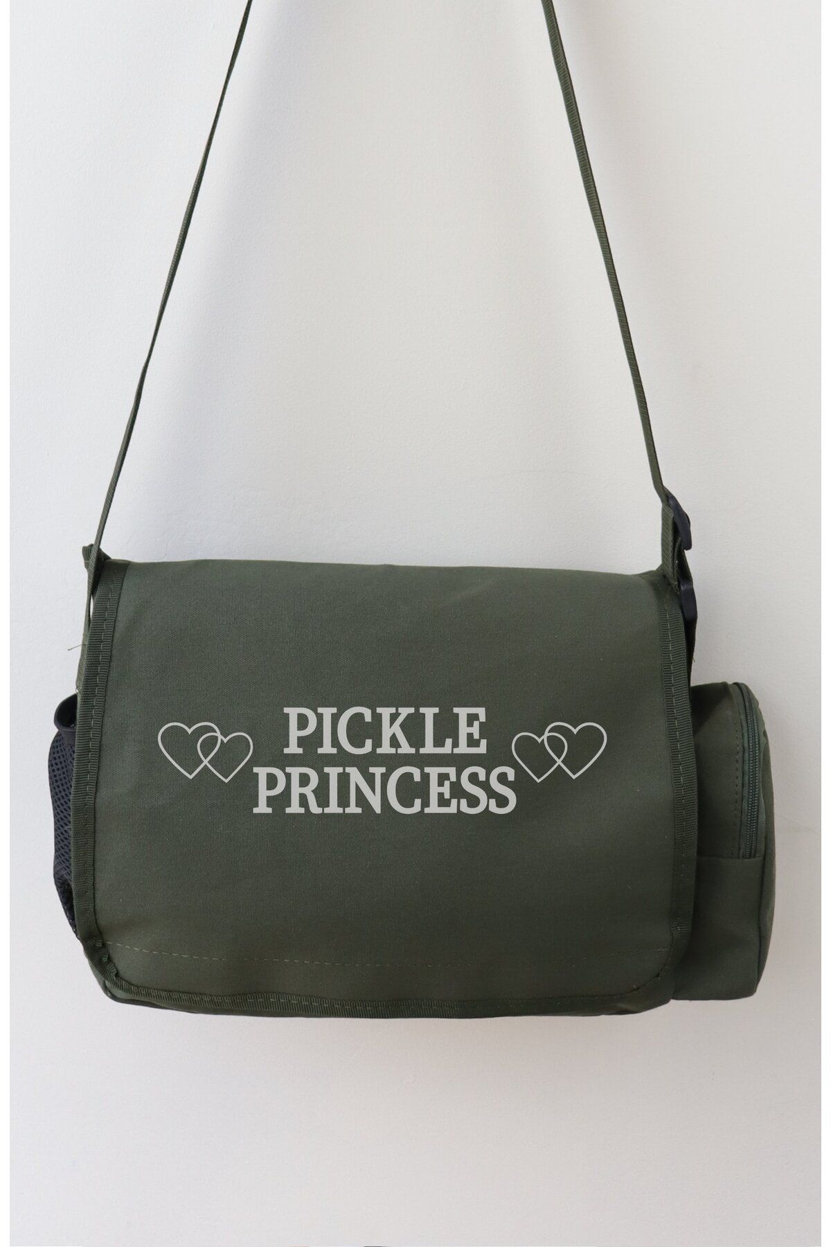 Fuddy Moda Pickle Princess Yazılı Postacı Çantası, Unisex Selena Gomez Baskı Omuz Çantası