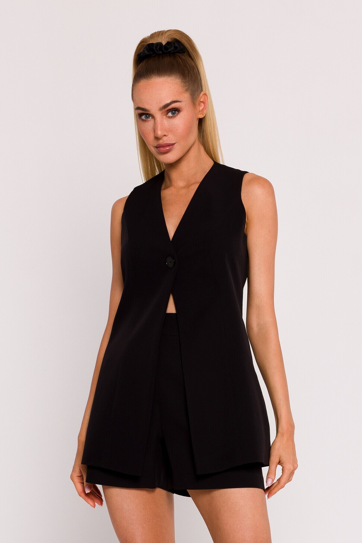 Made of Emotion-Vest fastened with a single button 1