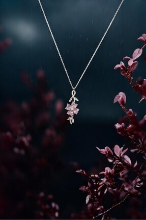 shop Geniş Yapraklı Sakura Çiçeği Dalı Gümüş Kolye – Zarif Ve Doğal Takı Tasa...