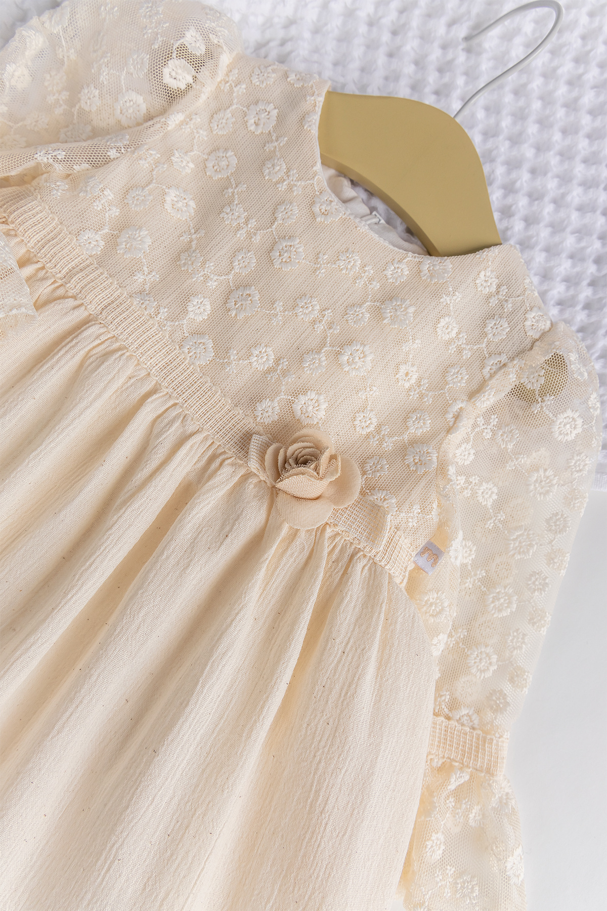 Babymod Dantel Tül Detaylı Dokuma Kumaş Krem Kız Bebek Elbise fotoğrafı 2 (önizleme)