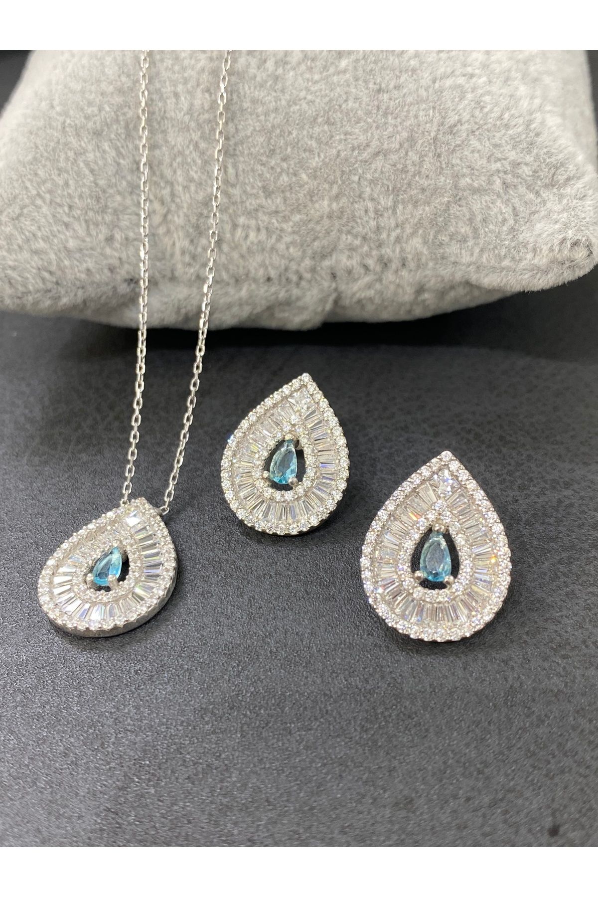 Nayla Jewellery Damla kolye ve küpe baget taşlı gümüş set