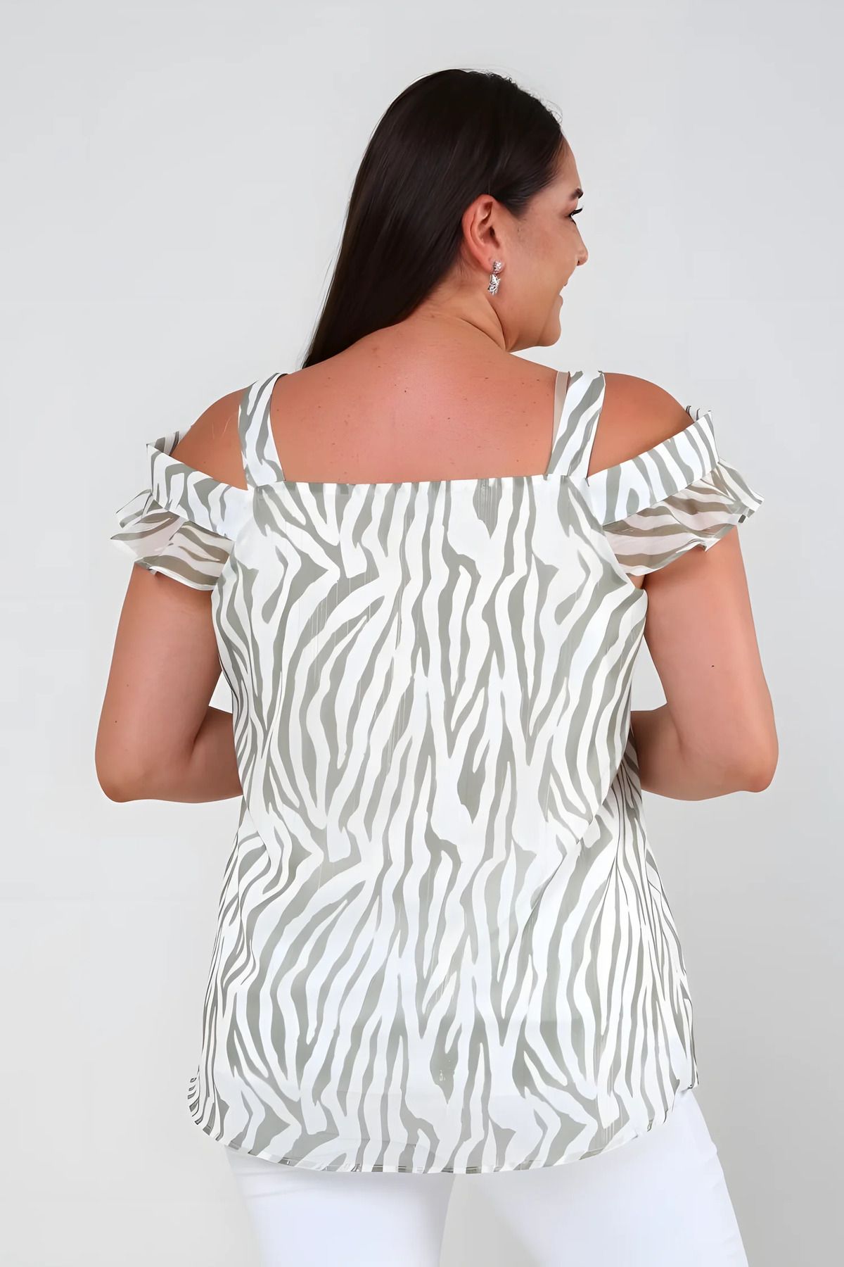 Hanezza-Plus Size Zebra Patterned Chiffon Blouse: Feminine Elegance and Comfort 4