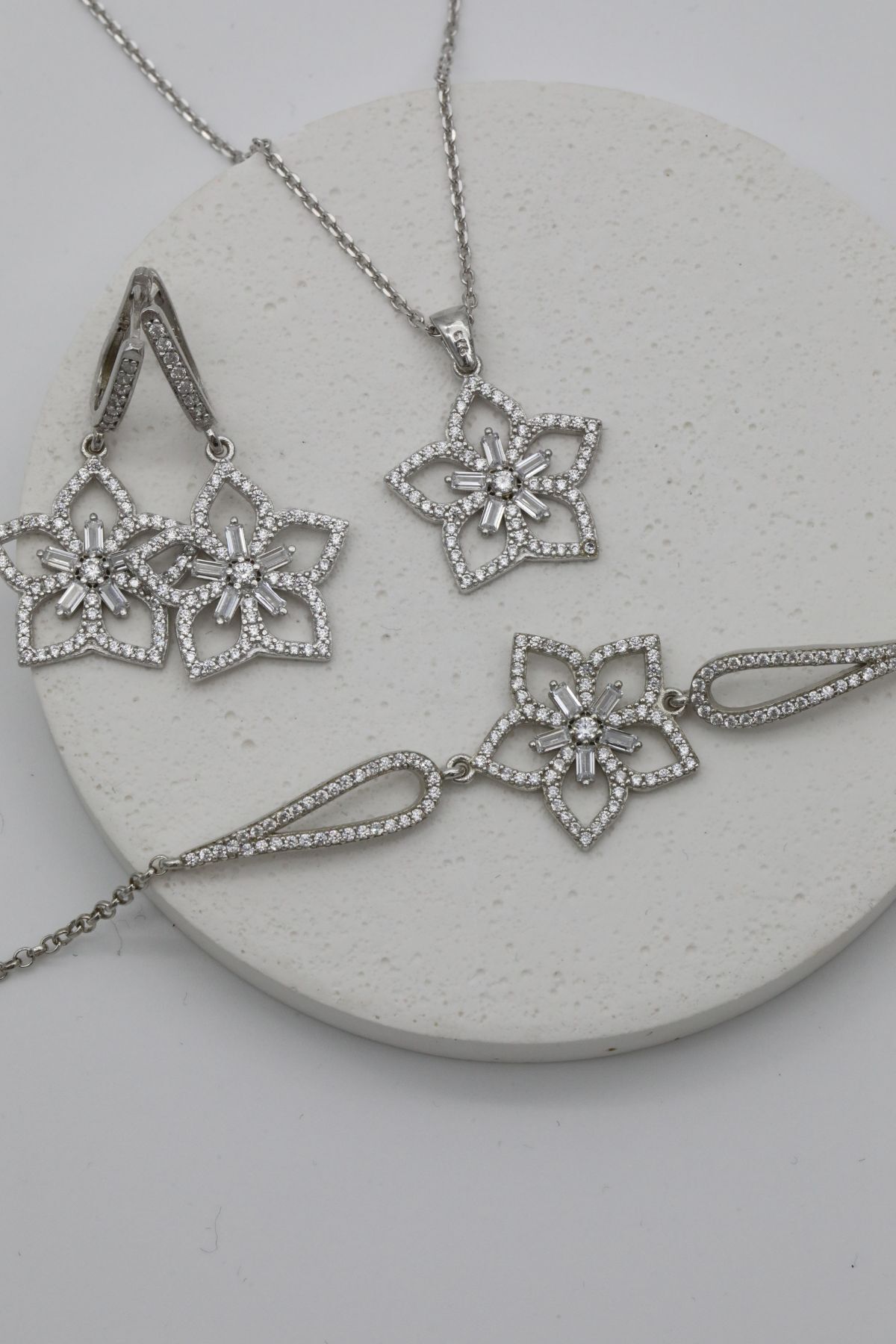 Inure Jewelry 925 Ayar Gümüş Çiçek Baget & Zirkon Taşlı (Kolye & Bileklik & Küpe) 3'lü Set