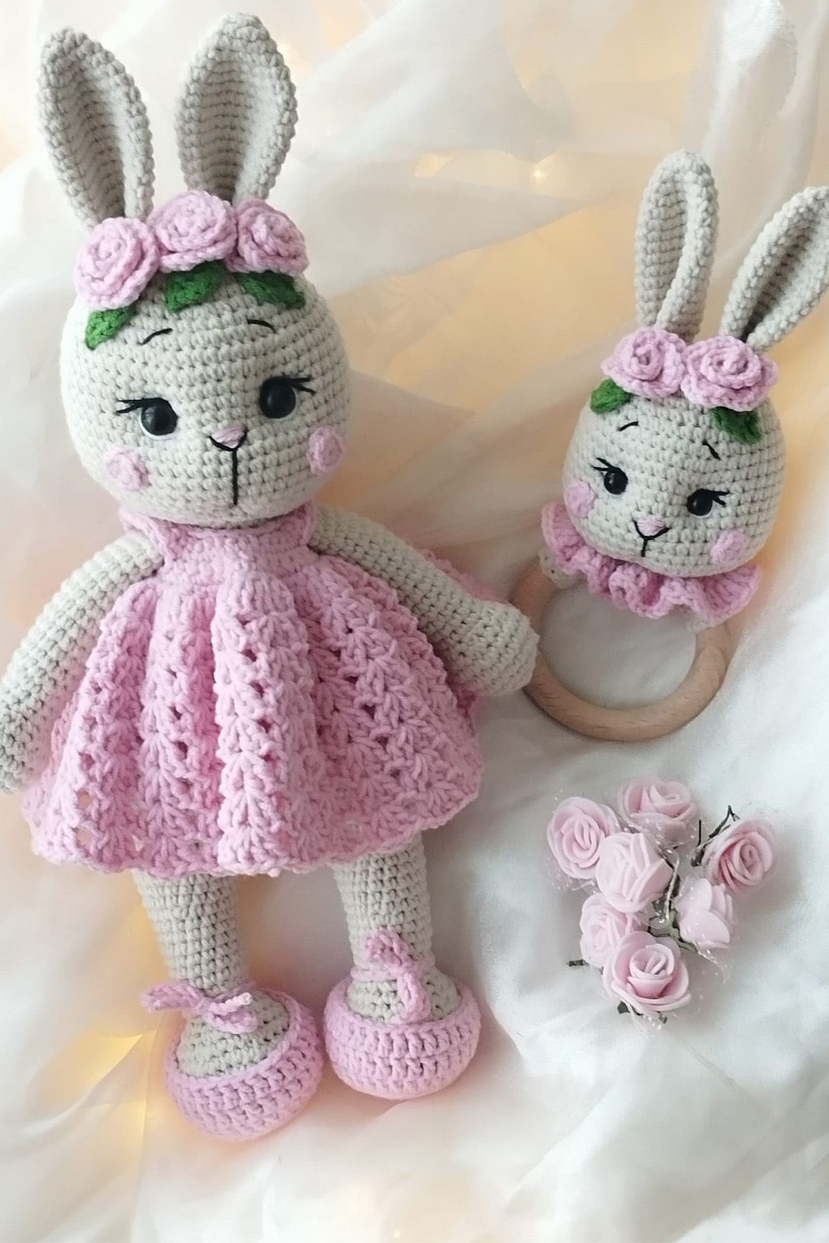 kelebeginruyasihobievi Amigurumi Pembe Elbiseli, Süslü, Organik, Uyku Arkadaşı, Elemeği Tavşan ve Çıngırağı 2'li Set