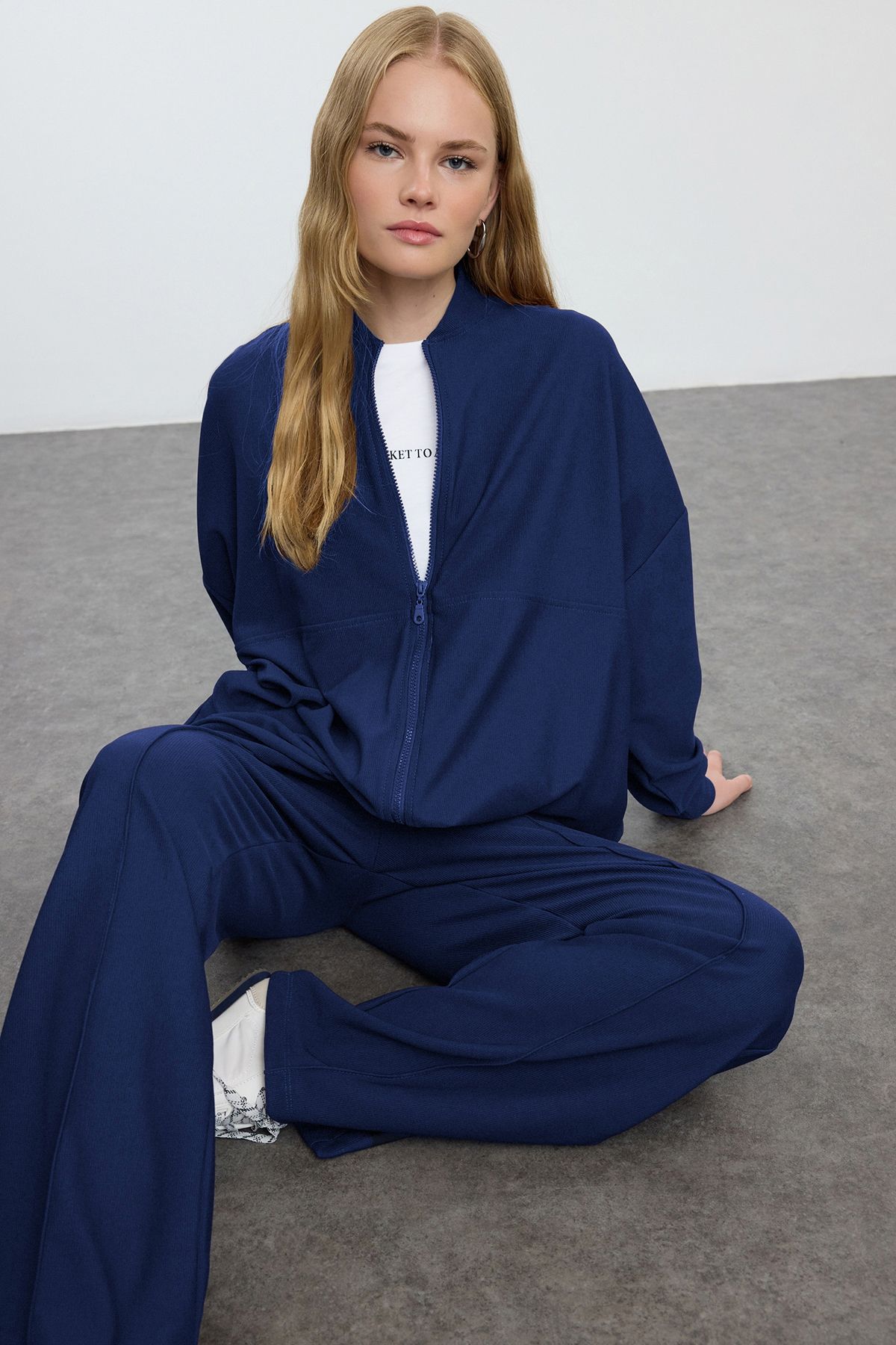 Trendyol Modest-Námornícka modrá oversize súprava teplákov s textúrou Tctaw25En00004 2
