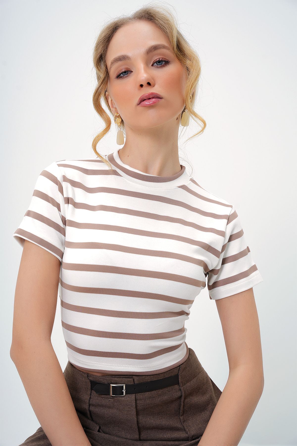 Trend Alaçatı Stili-Női Sötétbézs Legénynyak Fél ujjú Csíkos Crop Blúz ALC-X13348 5