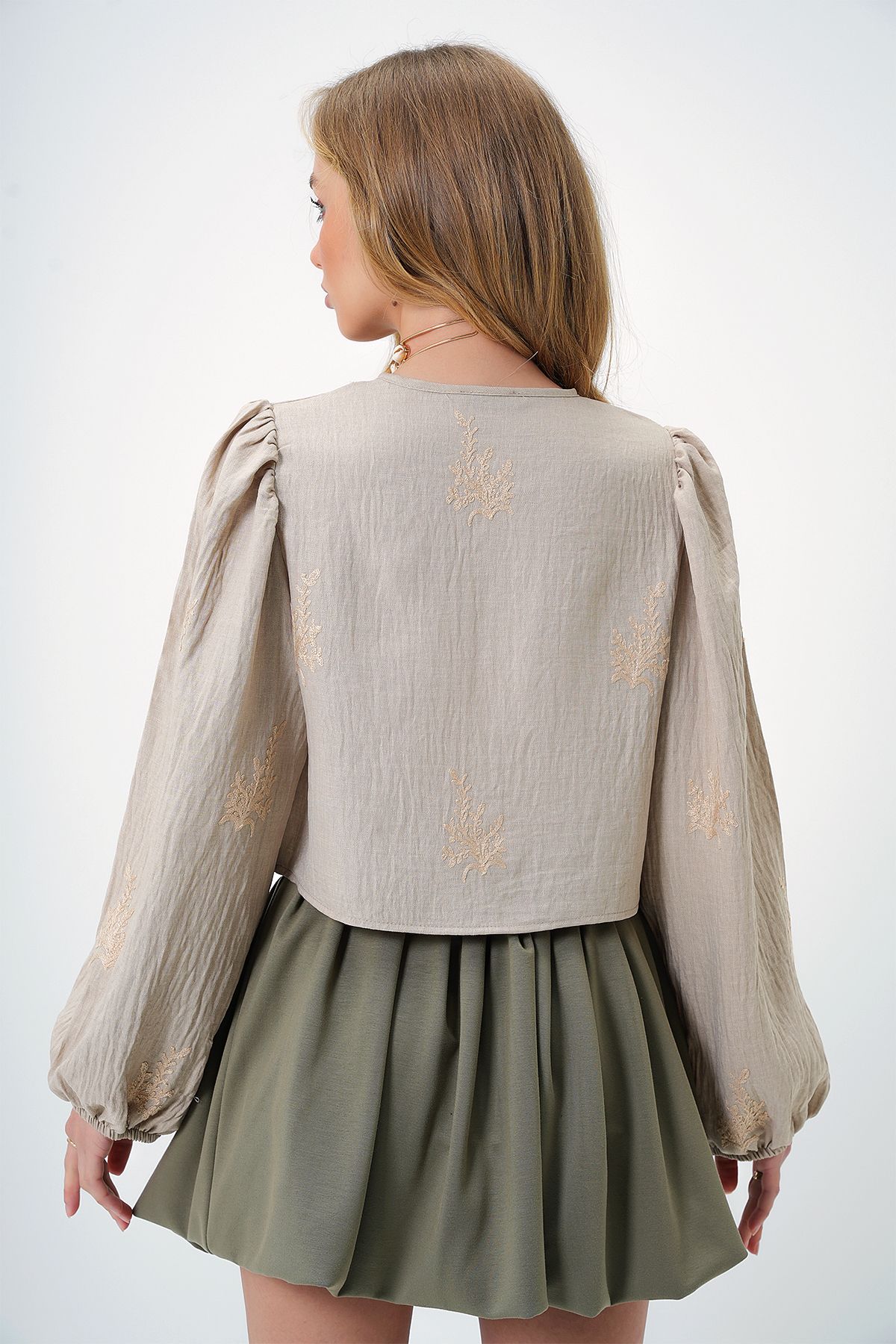 Trend Alaçatı Stili-Beige bestickte Damen-Crop-Bluse – Ballonärmel und Schnürung ALC-X13394 6