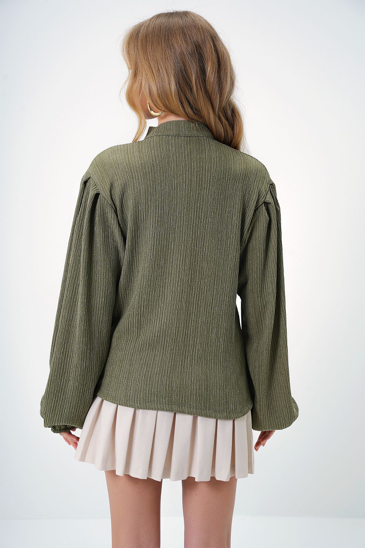 Trend Alaçatı Stili-Dámská světlá khaki převládající límec knoflík vpředu s balonovým rukávem texturovaná zavinovací košilová halenka Alc-X11872 6