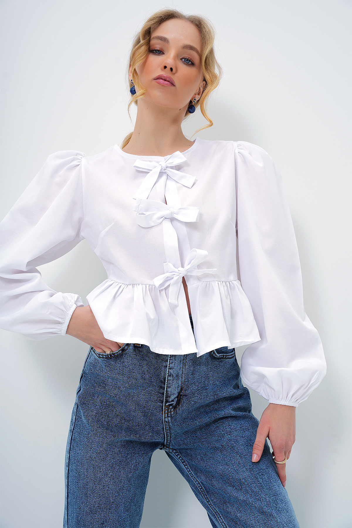 Trend Alaçatı Stili  Kadın Beyaz Bisiklet Yaka Fiyonk Bağlamalı Prenses Kol Poplin Bluz Alc-X13375 - Görsel 4