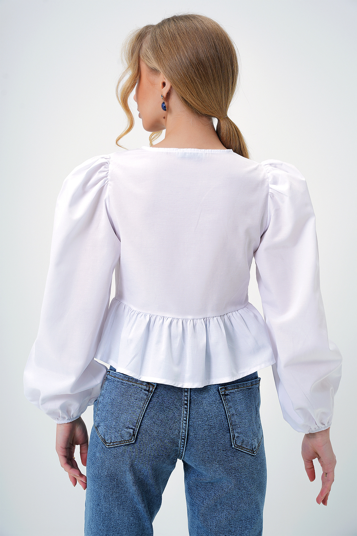 Trend Alaçatı Stili  Kadın Beyaz Bisiklet Yaka Fiyonk Bağlamalı Prenses Kol Poplin Bluz Alc-X13375 - Görsel 6