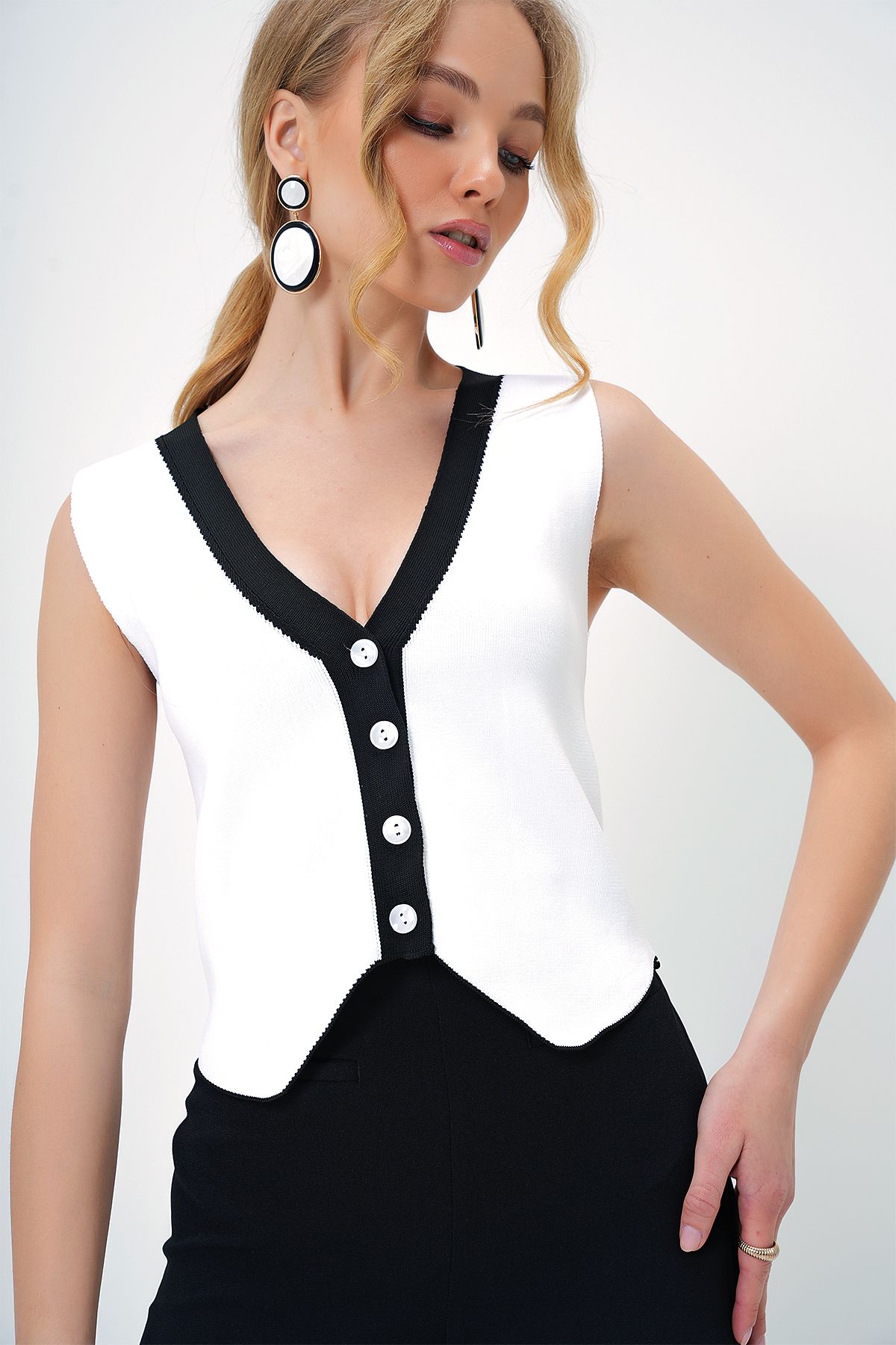 Trend Alaçatı Stili-Weiße Damen-Strickweste mit V-Ausschnitt und Farbblock ALC-X13379 4