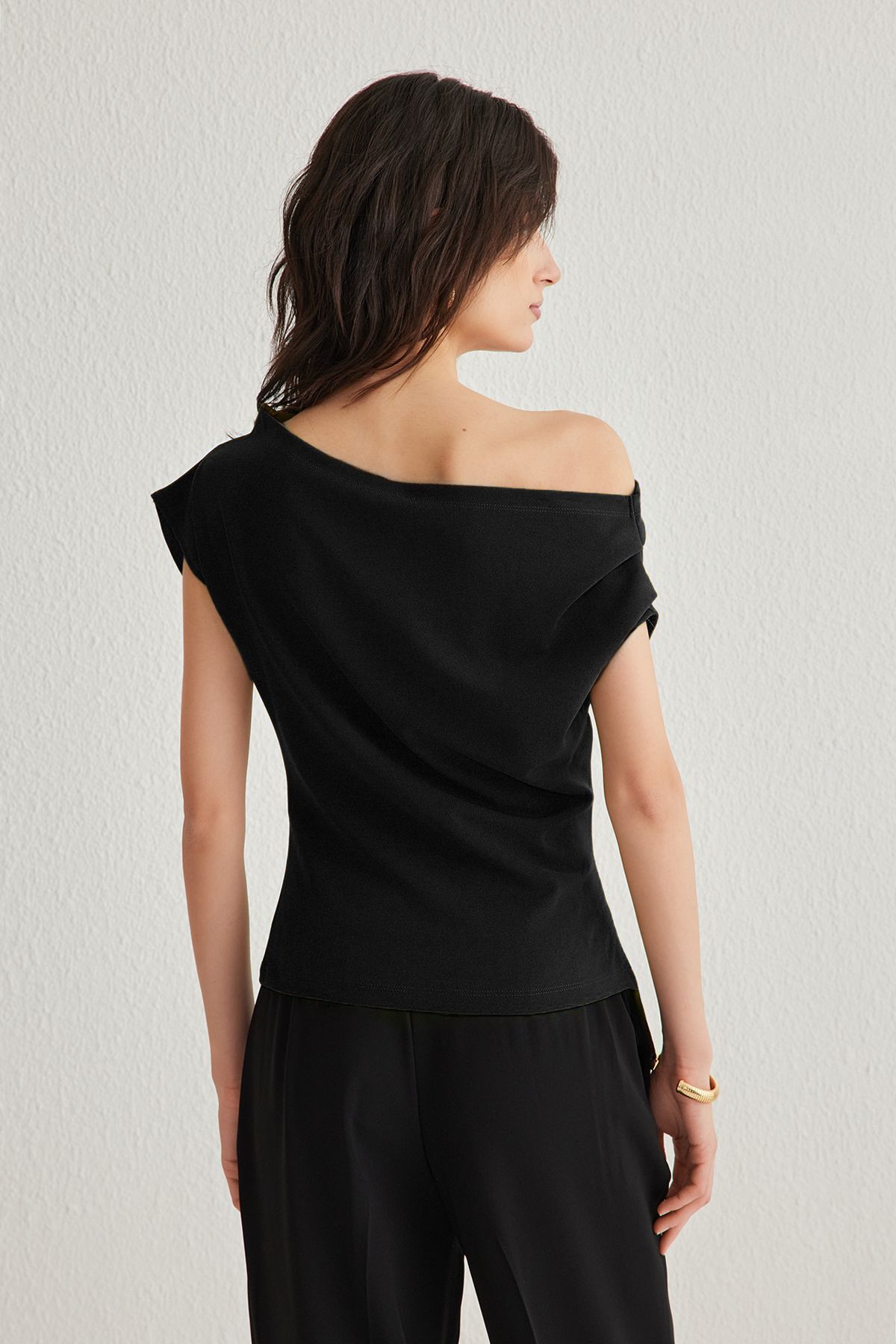 Trendyol Collection-Schwarze Strickbluse mit asymmetrischem Ausschnitt und drapiertem Detail – TWOSS25BZ00024 4