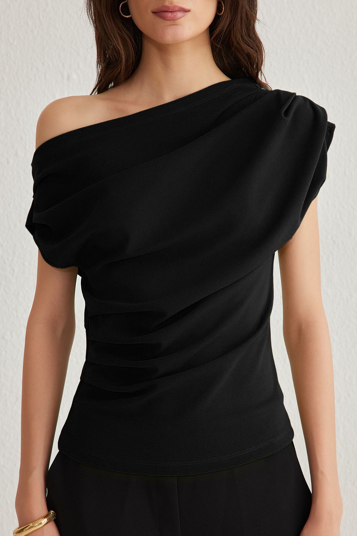 Trendyol Collection-Schwarze Strickbluse mit asymmetrischem Ausschnitt und drapiertem Detail – TWOSS25BZ00024 3