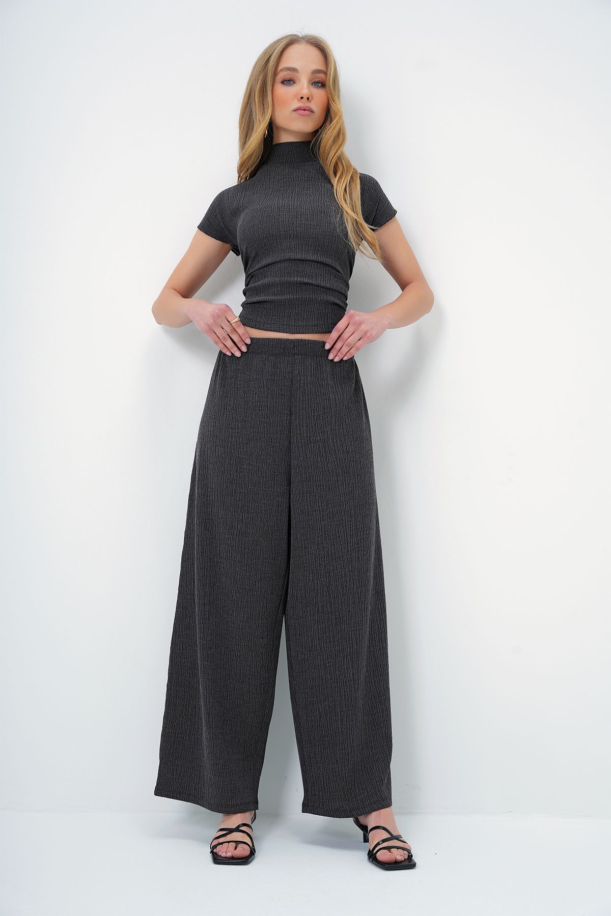 Trend Alaçatı Stili-Anthracite Women's Crop Blouse and Wide-Leg Pants Set - Stand Collar with Draped Side Detail Alc-X13411 4