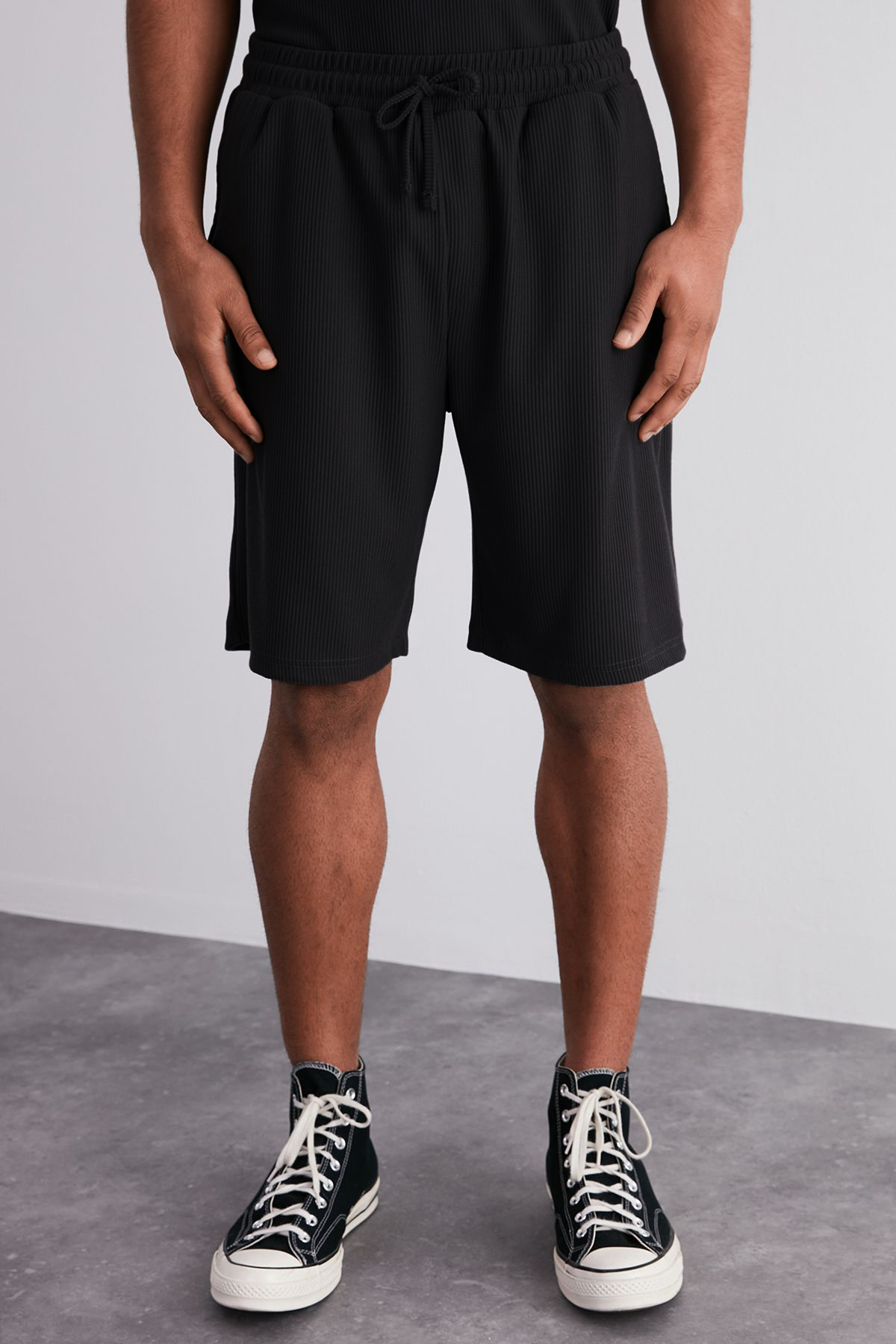 Trendyolmilla Man Siyah Oversize/Geniş Kesim Dokulu Kırışmaz Ottoman Şort TMNSS24SR00037