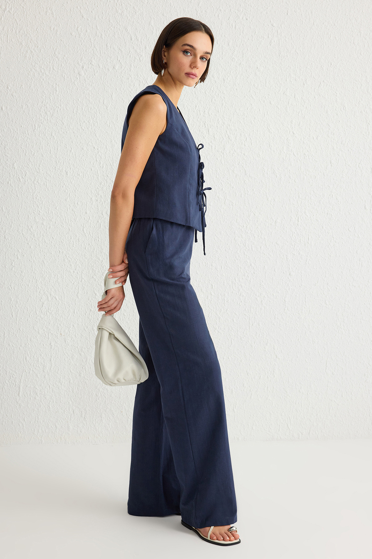 Trendyolmilla  Lacivert Fiyonklu Keten Görünümlü Bluz Ve Wide Leg Pantolon Dokuma Alt-Üst Takım TWOSS25AU00034 - Görsel 2