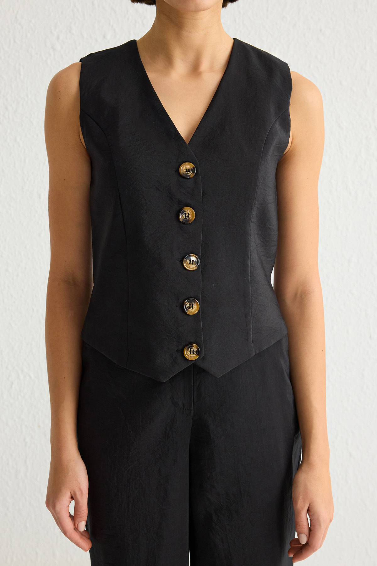 Trendyolmilla  Siyah Yumuşak Tuşeli Regular Yelek Geniş Paça Pantolon Dokuma Alt-Üst Takım TWOSS25AU00027 - Görsel 3