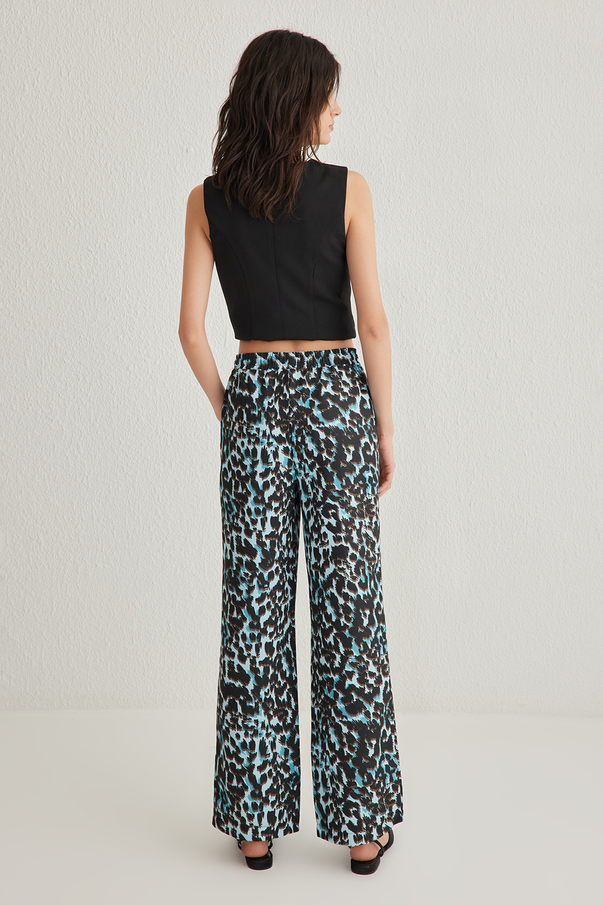 Trendyolmilla  Mavi Beli Lastikli Wide Leg/Geniş Paça Leopar Desenli Dokuma Pantolon TWOSS25PL00005 - Görsel 6