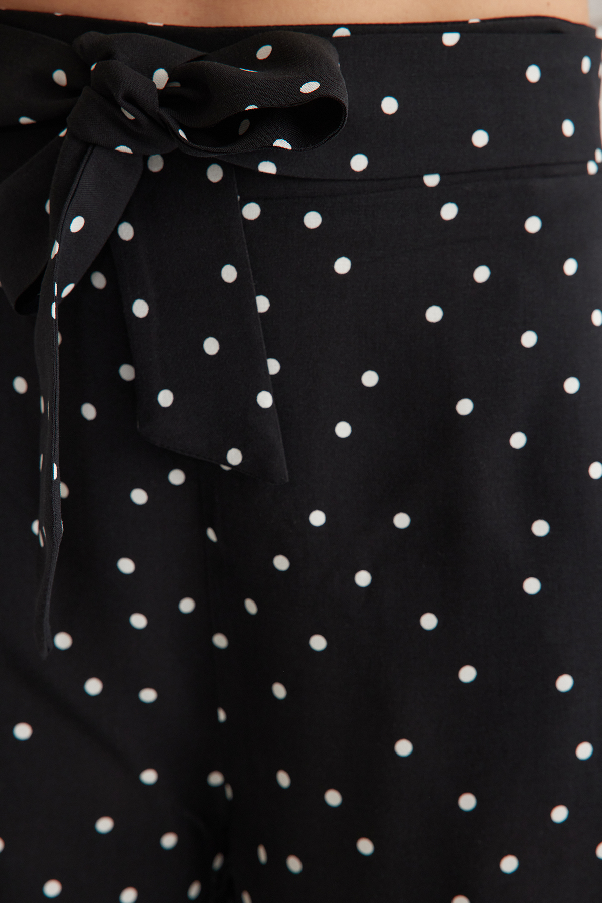 Trendyolmilla  Siyah Rahat Kesim Kuşaklı Puantiyeli Şort & Bermuda TWOSS25SR00008 - Görsel 5