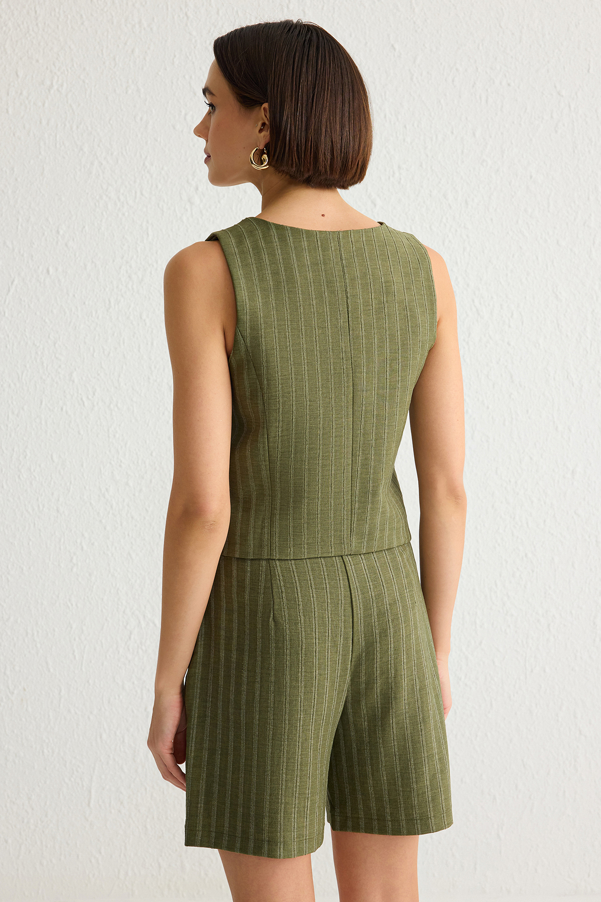 Trendyolmilla  Haki V Yaka Yelek Ve Cepli Şort Dokuma İkili Alt-Üst Takım TWOSS25AU00031 - Görsel 5