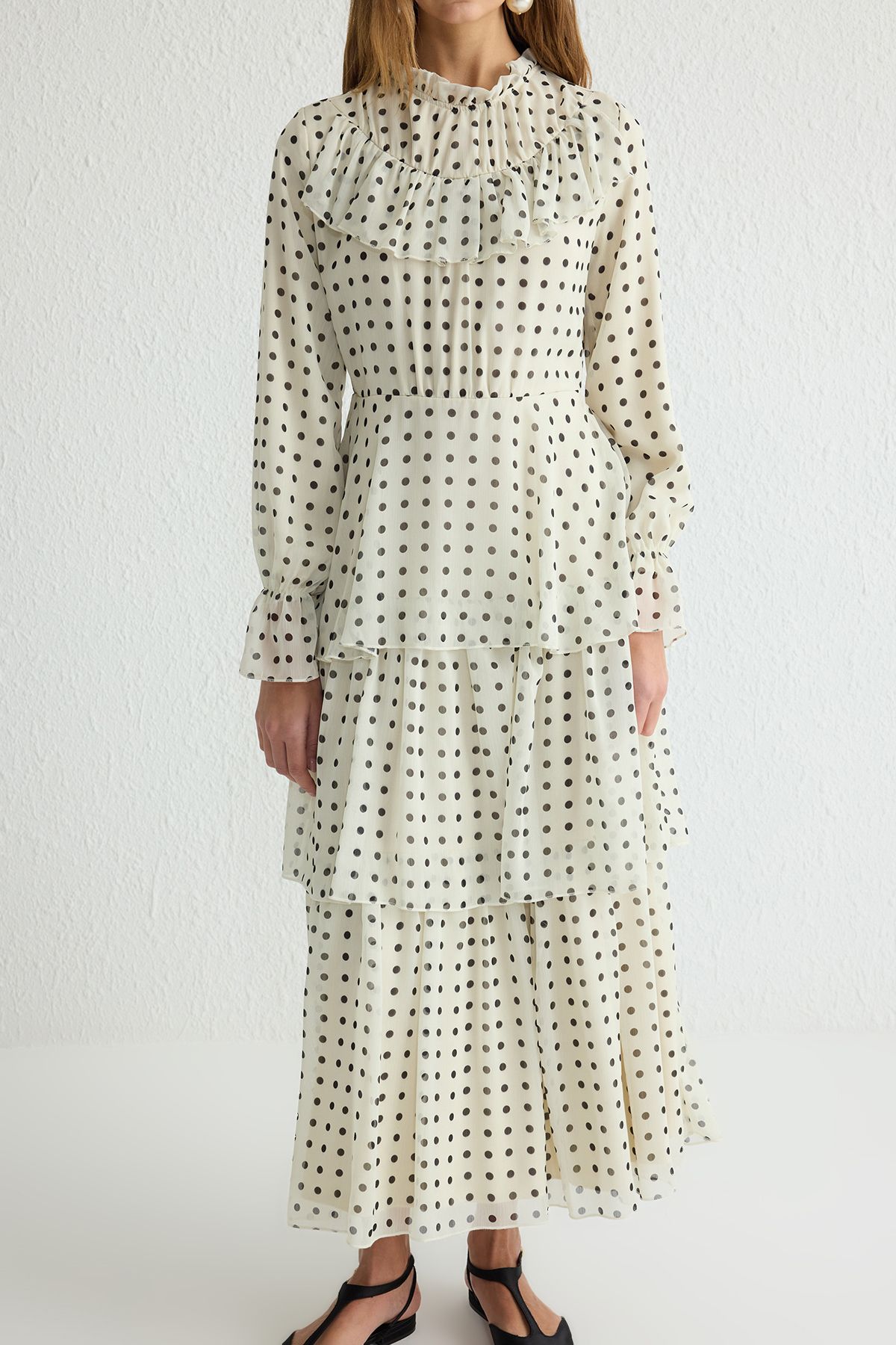 Trendyol Modest-Sukienka z szyfonu tkanego i podszewką w kolorze ecru z wzorem w groszki TCTSS25EB00039 3