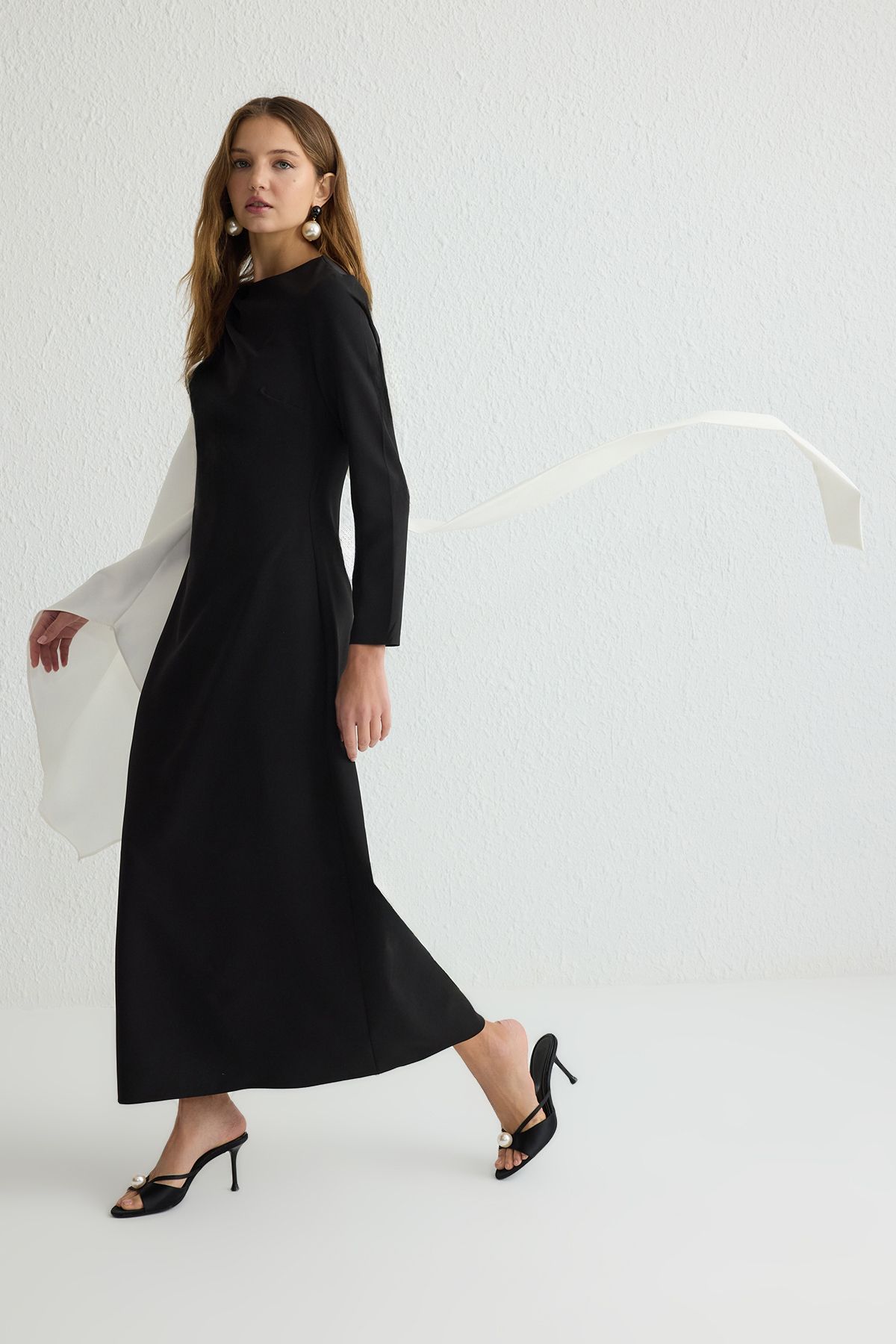 Trendyol Modest-Schwarz-weißes, detailliertes, gewebtes Abendkleid mit Wickeldetail TCTSS25DB00002 4