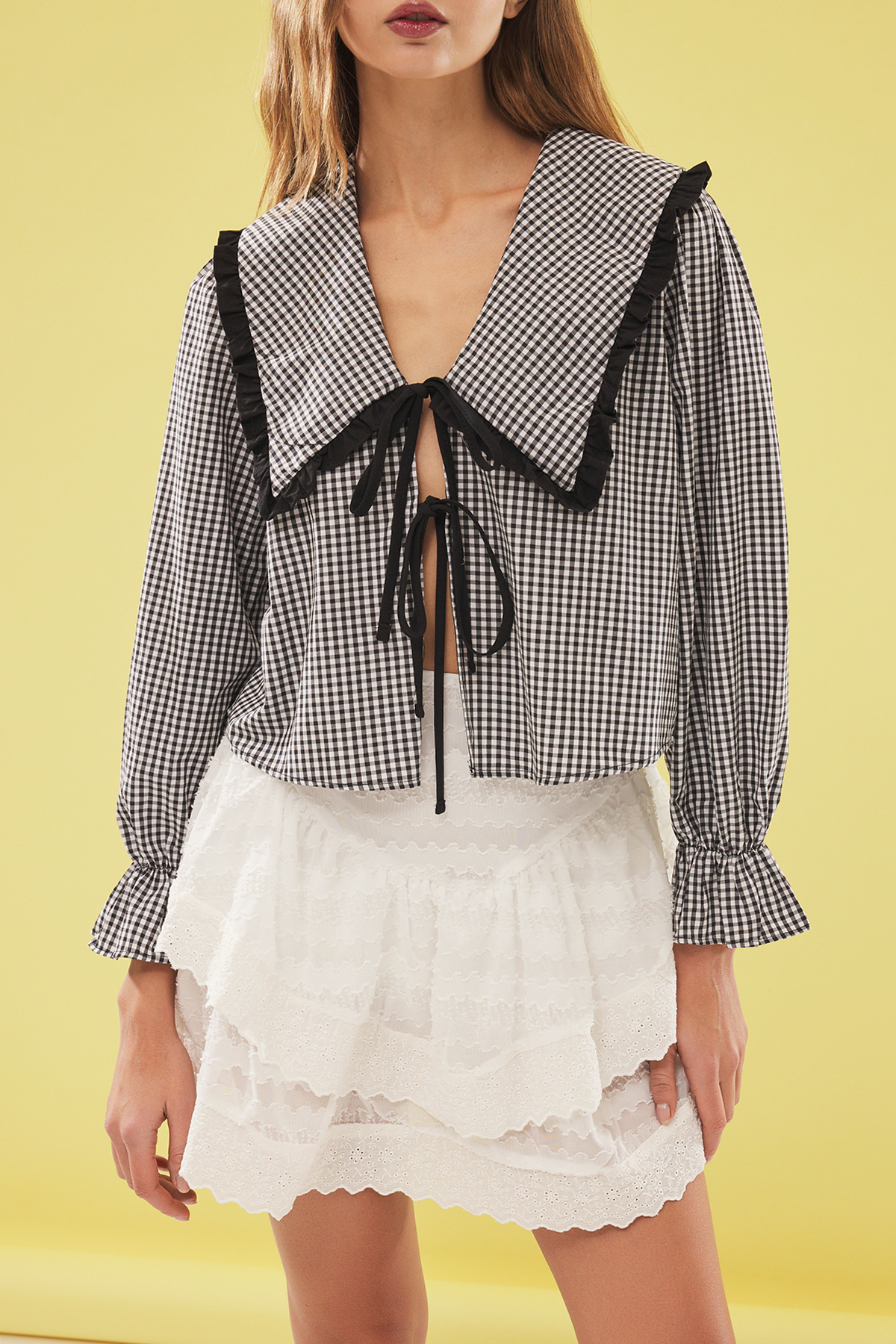 Trendyolmilla  Siyah Büyük Yaka Detaylı Pötikare Desen Regular Normal Kalıp Dokuma Gömlek TWOSS25GO00077 - Görsel 4