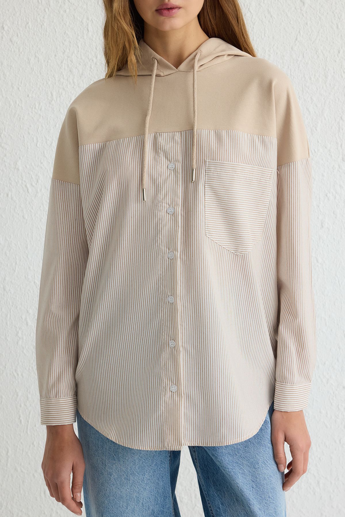 Trendyol Modest-Beige übergroße gestreifte Strick-Tunika TCTSS25UK00003 3