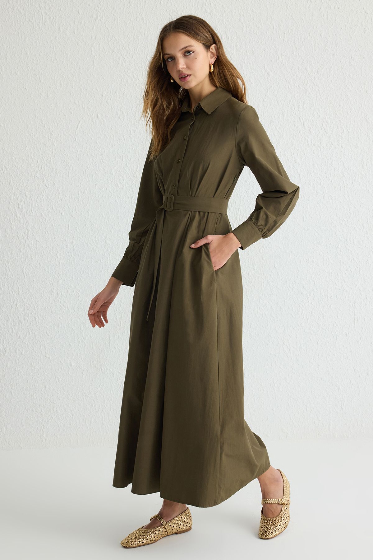 Trendyol Modest-Khakifarbenes, gewebtes Kleid mit Hemdkragen und Stoffgürtel TCTSS25EB00006 3