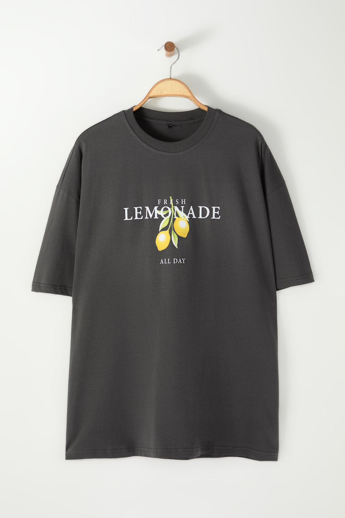 Trendyol Collection-Übergroßes T-Shirt mit Zitronenmuster und Rundhalsausschnitt – Anthrazit TMNSS25BF00002 4