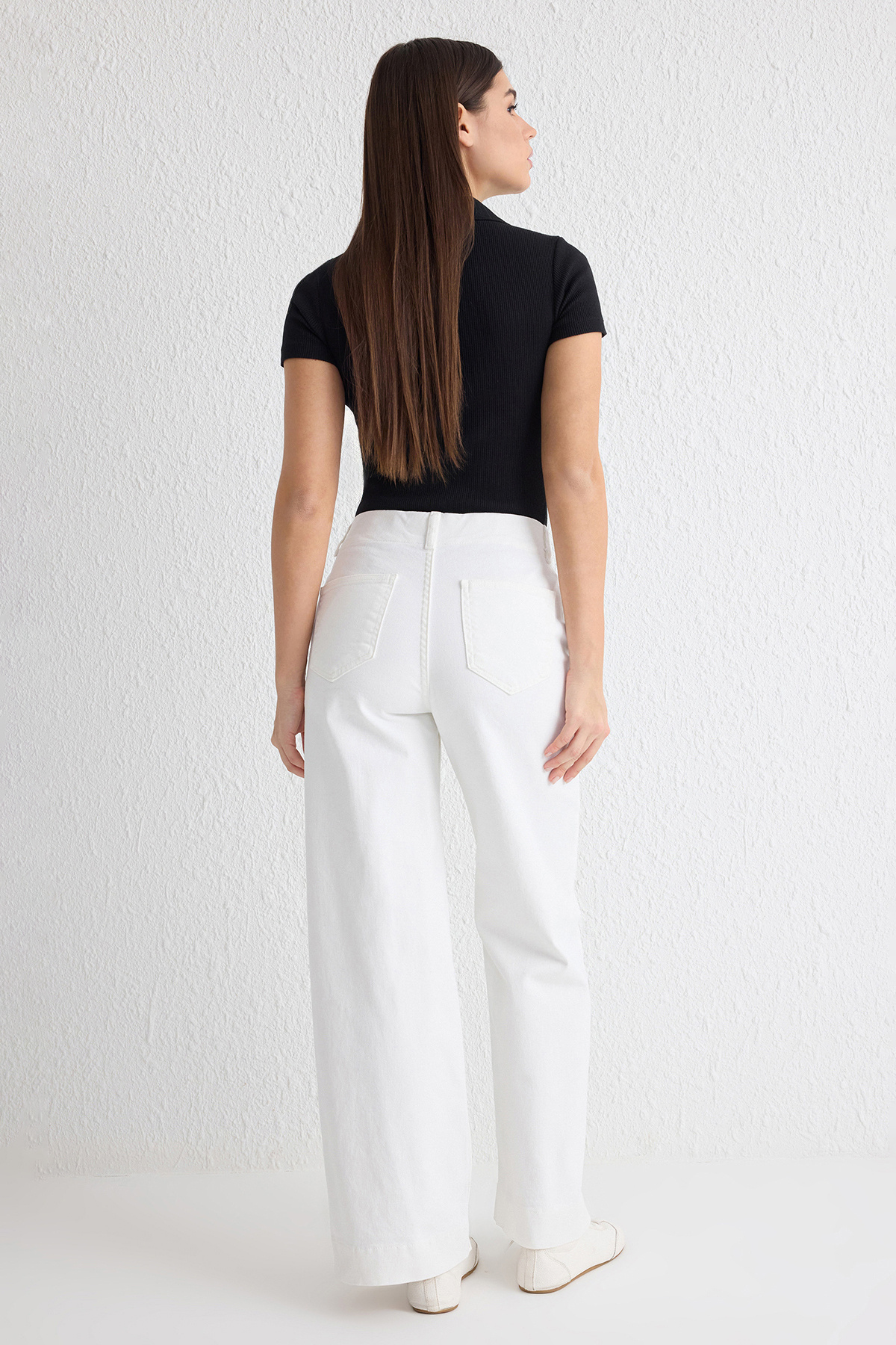 Trendyol Collection-Blugi cu talie înaltă cu nasturi albi TWOSS25JE00183 5