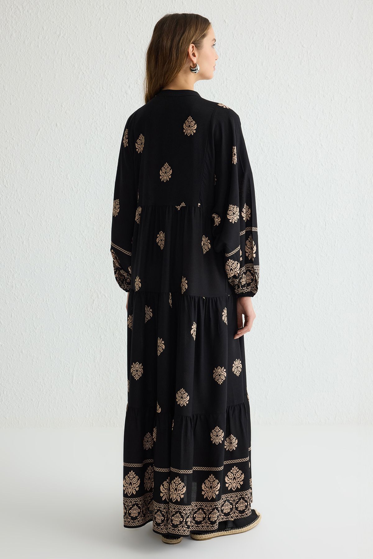 Trendyol Modest-Чорна сукня з тканої віскози з етнічним візерунком та V-подібним вирізом TCTSS25EB00055 5