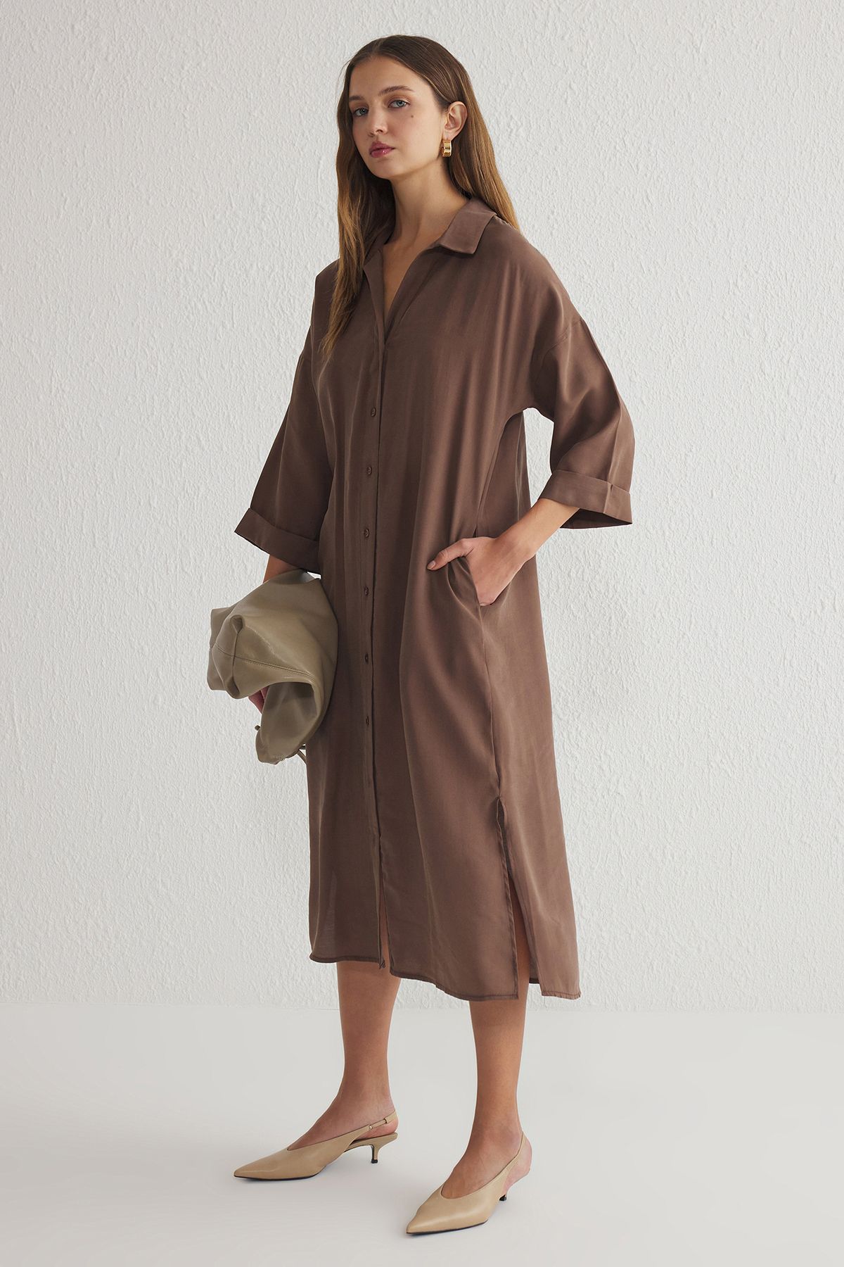 Trendyol Collection-Hnědé hladké midi tkané šaty TWOSS25EL00001 2
