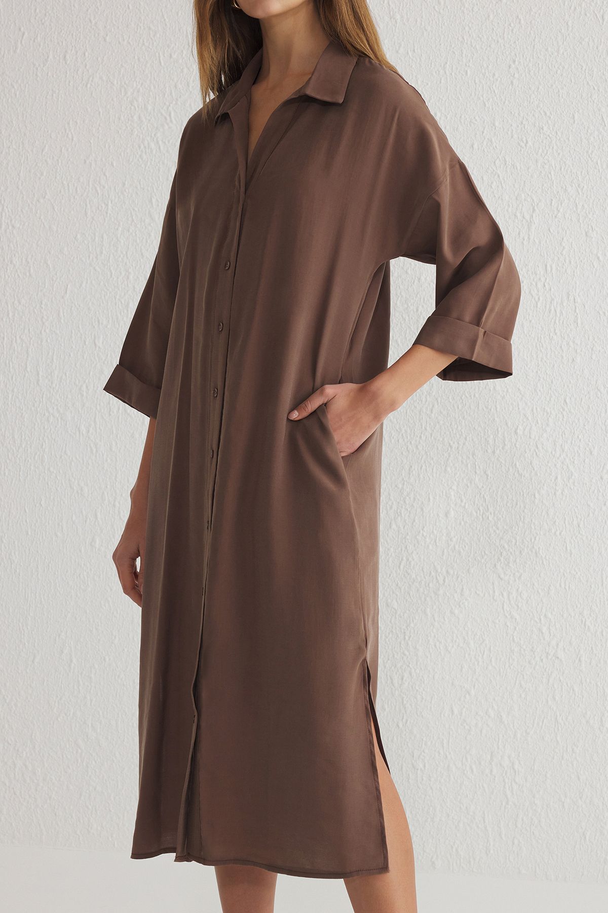 Trendyol Collection-Hnědé hladké midi tkané šaty TWOSS25EL00001 4