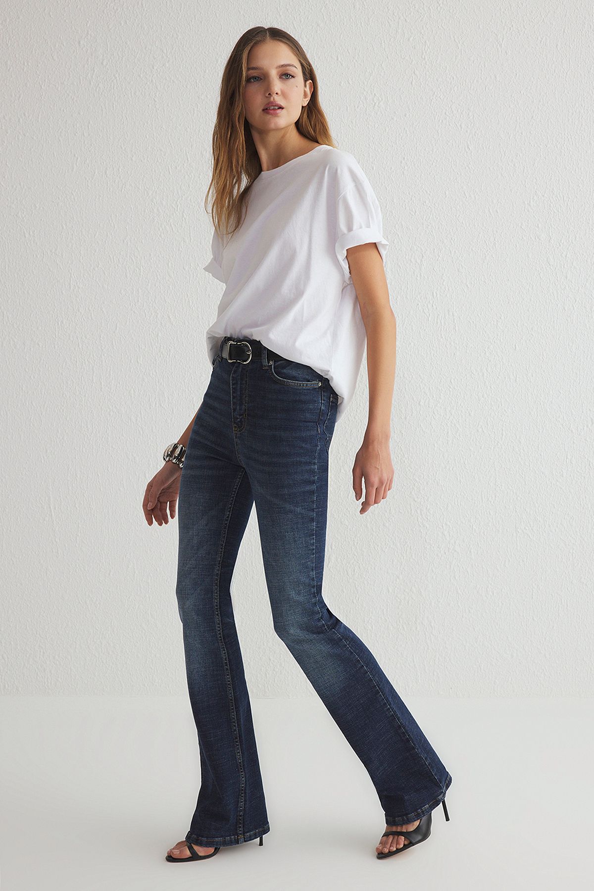 Trendyol Collection Ciemnoniebieskie Jeansy Dzwony Z Wysokim Stanem Twoss25je00103 Kobieta - 42